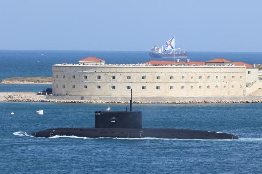 T&agrave;u ngầm lớp Kilo Kolpino của Hải qu&acirc;n Nga trong cuộc diễu h&agrave;nh Ng&agrave;y Hải qu&acirc;n ở cảng Sevastopol, Crimea, biển Đen, ng&agrave;y 26-7-2020. Ảnh: Reuters
