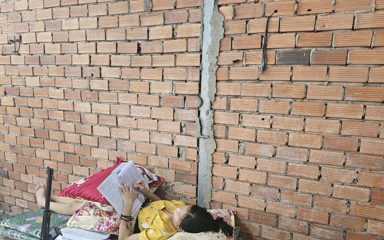 Nữ sinh gãy sống lưng được tuyển thẳng vào lớp 10 Trường THPT Nguyễn Hữu Cầu