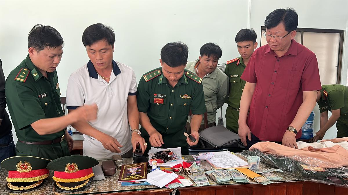 Giả danh thượng tướng, đại t&aacute; qu&acirc;n đội v&igrave; "th&iacute;ch bộ đội"!?- Ảnh 1.