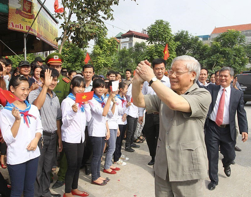 Tổng Bí thư Nguyễn Phú Trọng trong lần dự Ngày hội Đại đoàn kết toàn dân tộc tại khu dân cư Trai Trang, thị trấn Yên Mỹ, huyện Yên Mỹ, tỉnh Hưng Yên, vào ngày 10-11-2013. Ảnh: TTXVN
