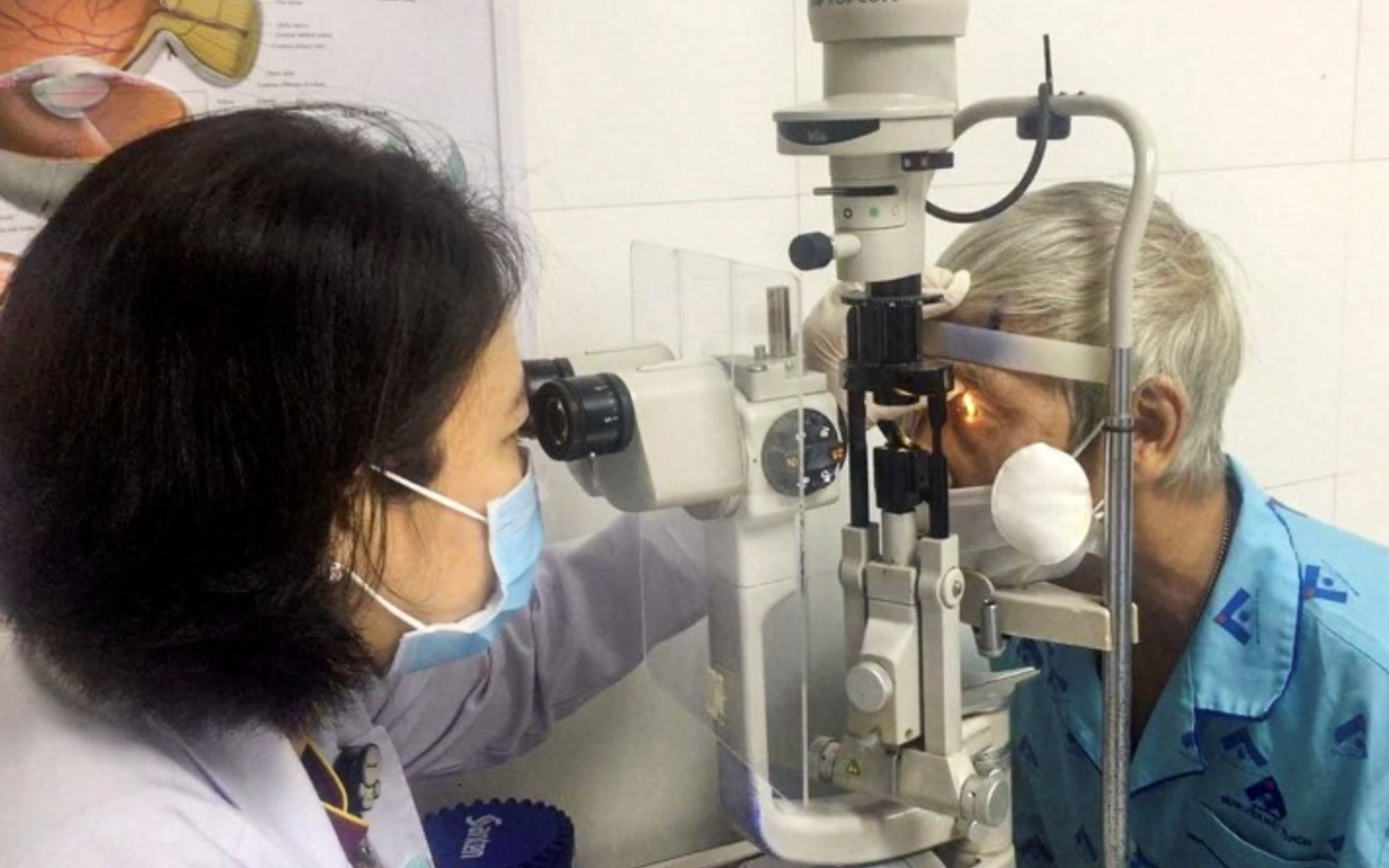 Bệnh viện Đa khoa khu vực H&oacute;c M&ocirc;n bắt đầu tiếp nhận đăng k&yacute; mổ mắt miễn ph&iacute; cho người cao tuổi - Ảnh 2.