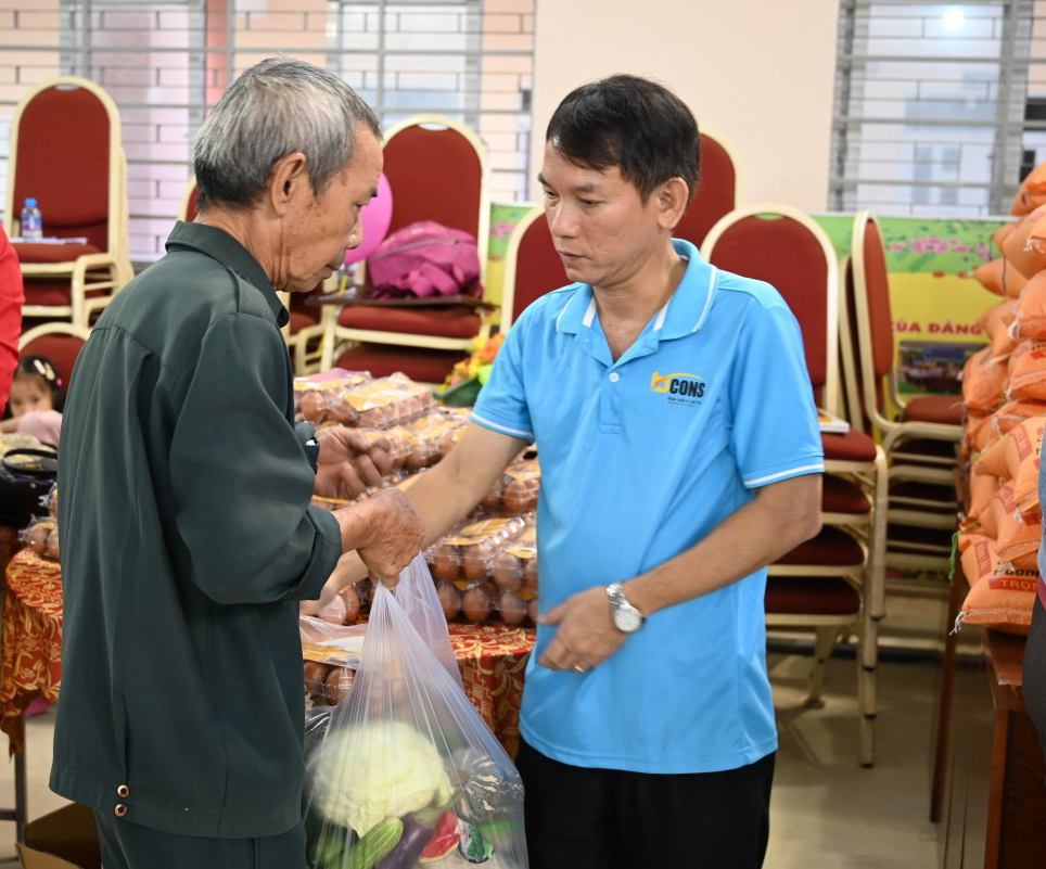 Bình Dương: Nhiều hoạt động hỗ trợ gia đình chính sách, người nghèo tại Dầu Tiếng- Ảnh 2.
