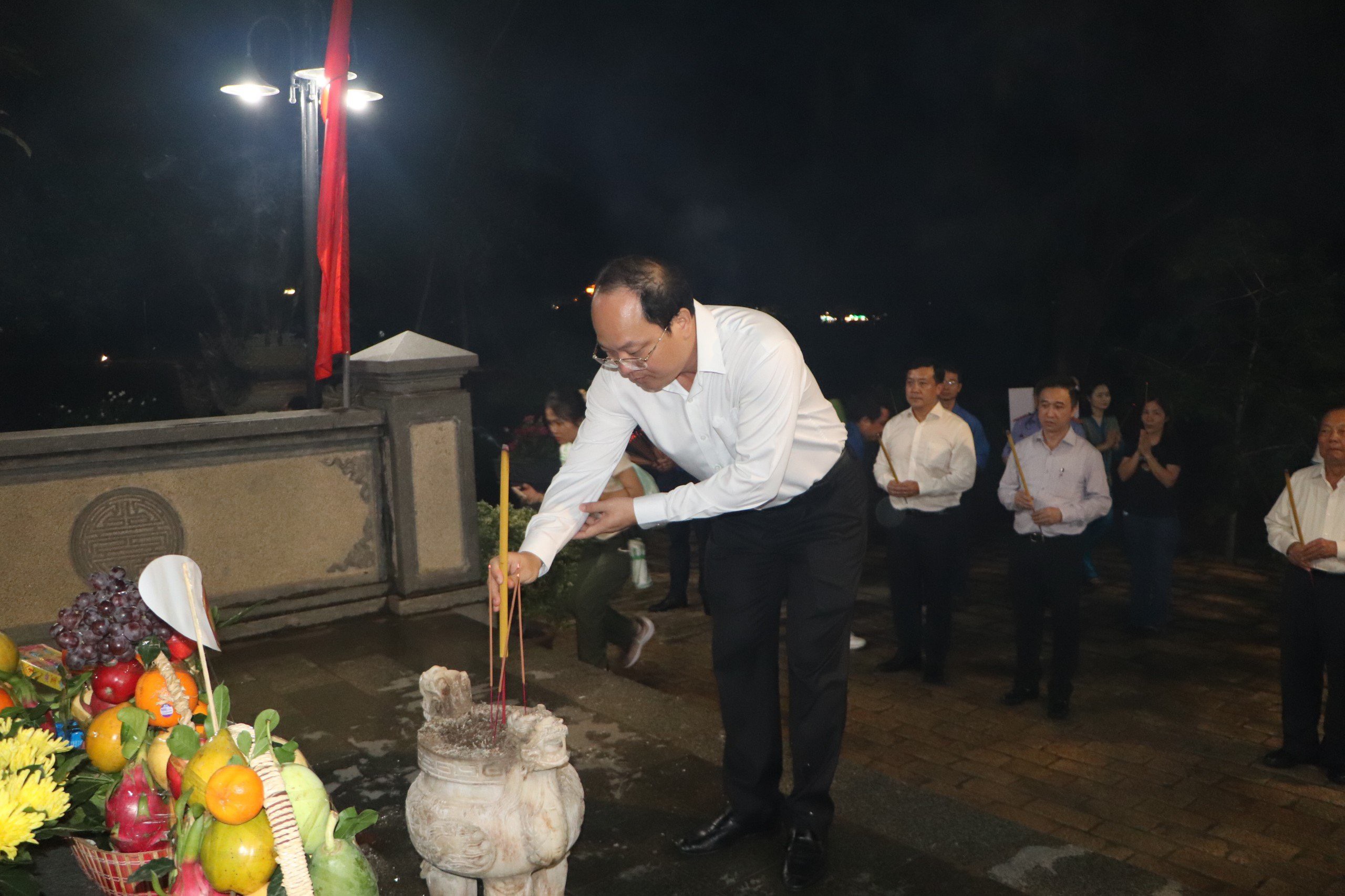 Đoàn công tác TP HCM dâng hương tưởng niệm các anh hùng liệt sĩ ở Côn Đảo- Ảnh 5.