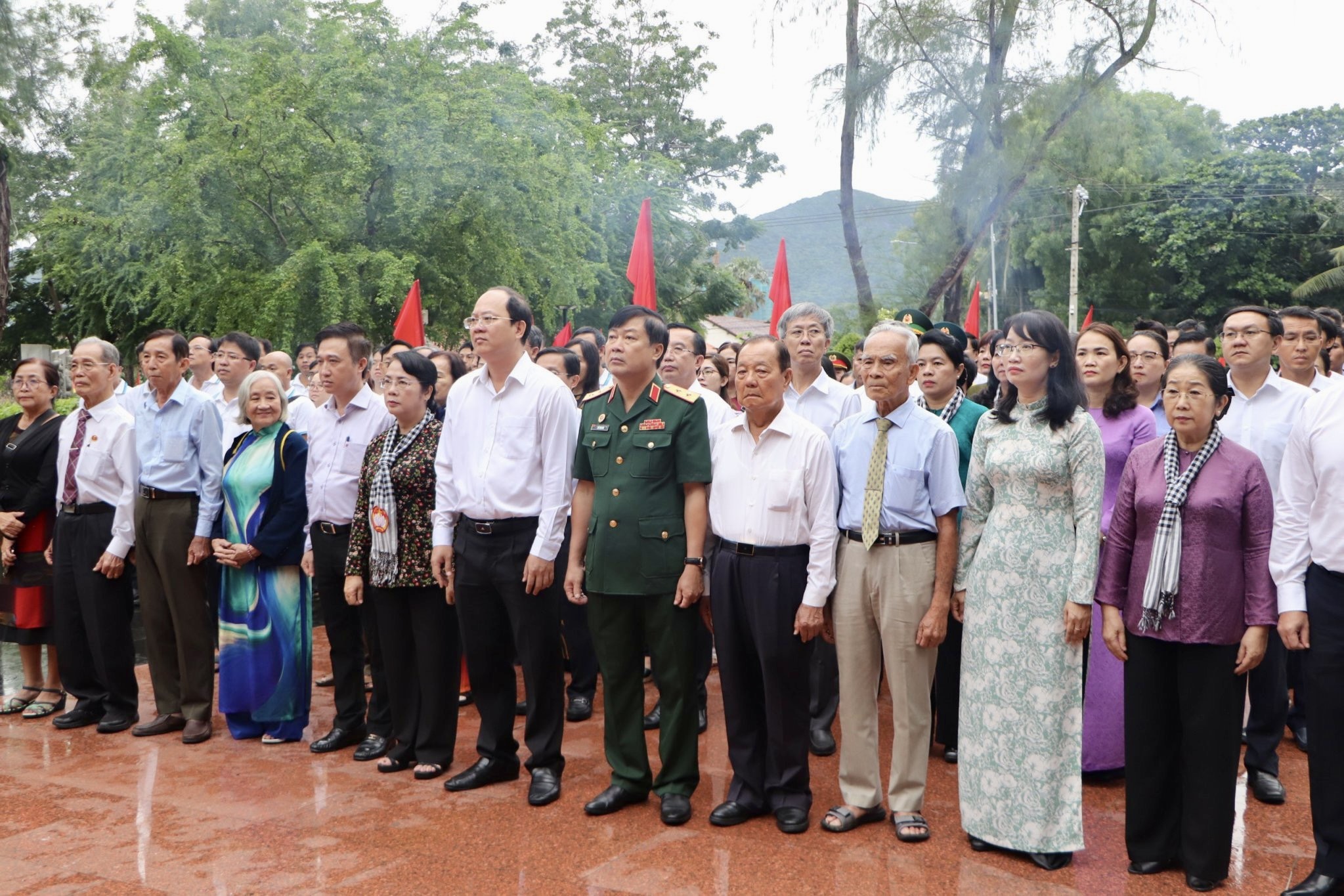 Đoàn công tác TP HCM dâng hương tưởng niệm các anh hùng liệt sĩ ở Côn Đảo- Ảnh 2.