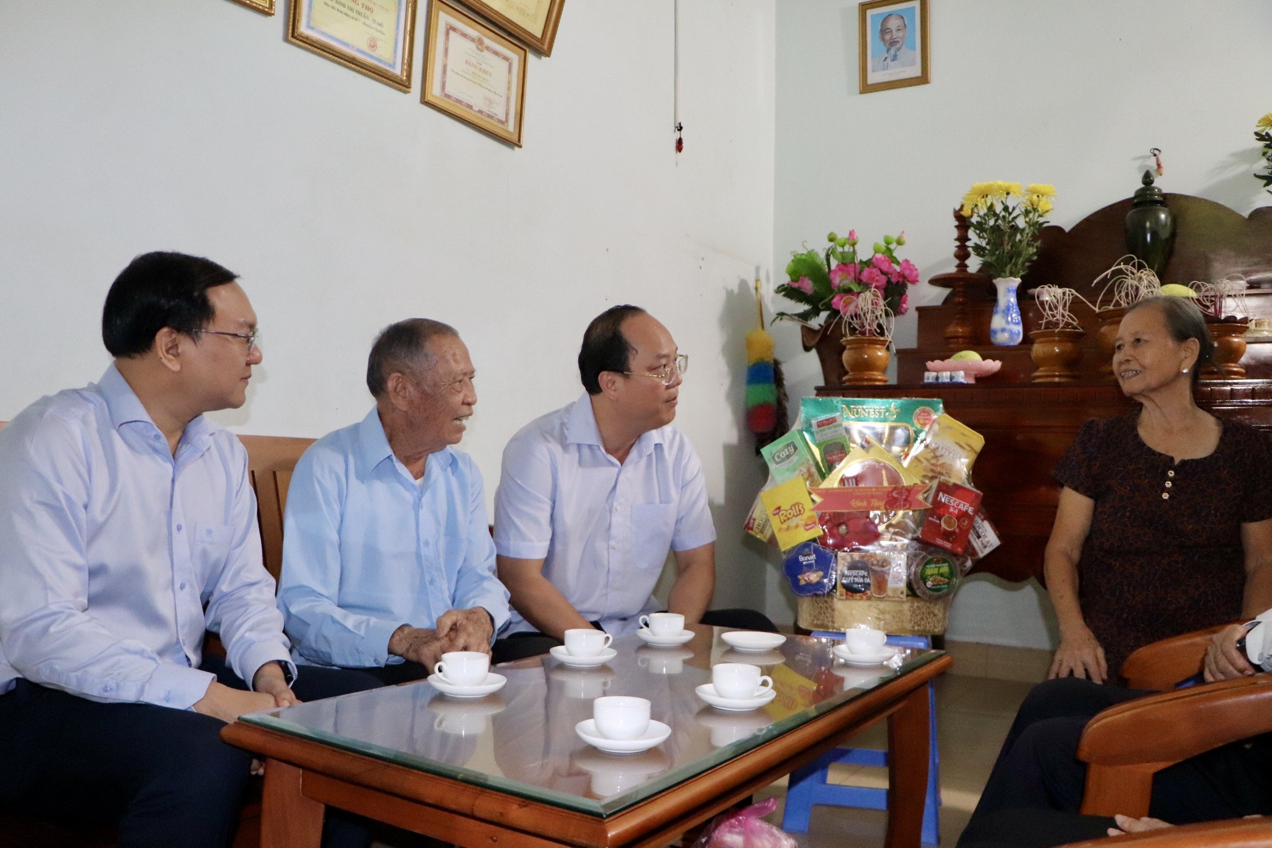 Đoàn công tác TP HCM dâng hương tưởng niệm các anh hùng liệt sĩ ở Côn Đảo- Ảnh 6.