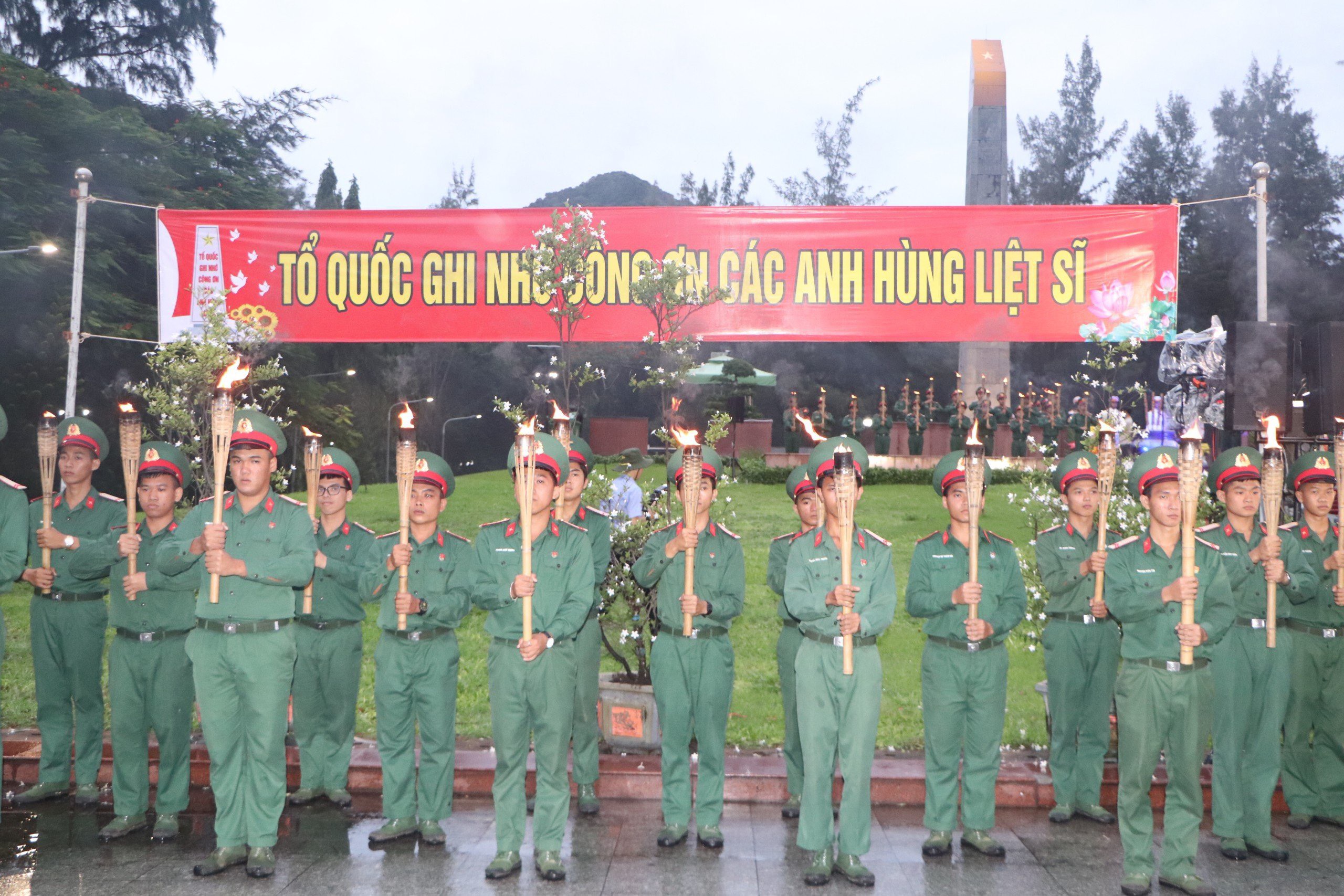 Đoàn công tác TP HCM dâng hương tưởng niệm các anh hùng liệt sĩ ở Côn Đảo- Ảnh 4.