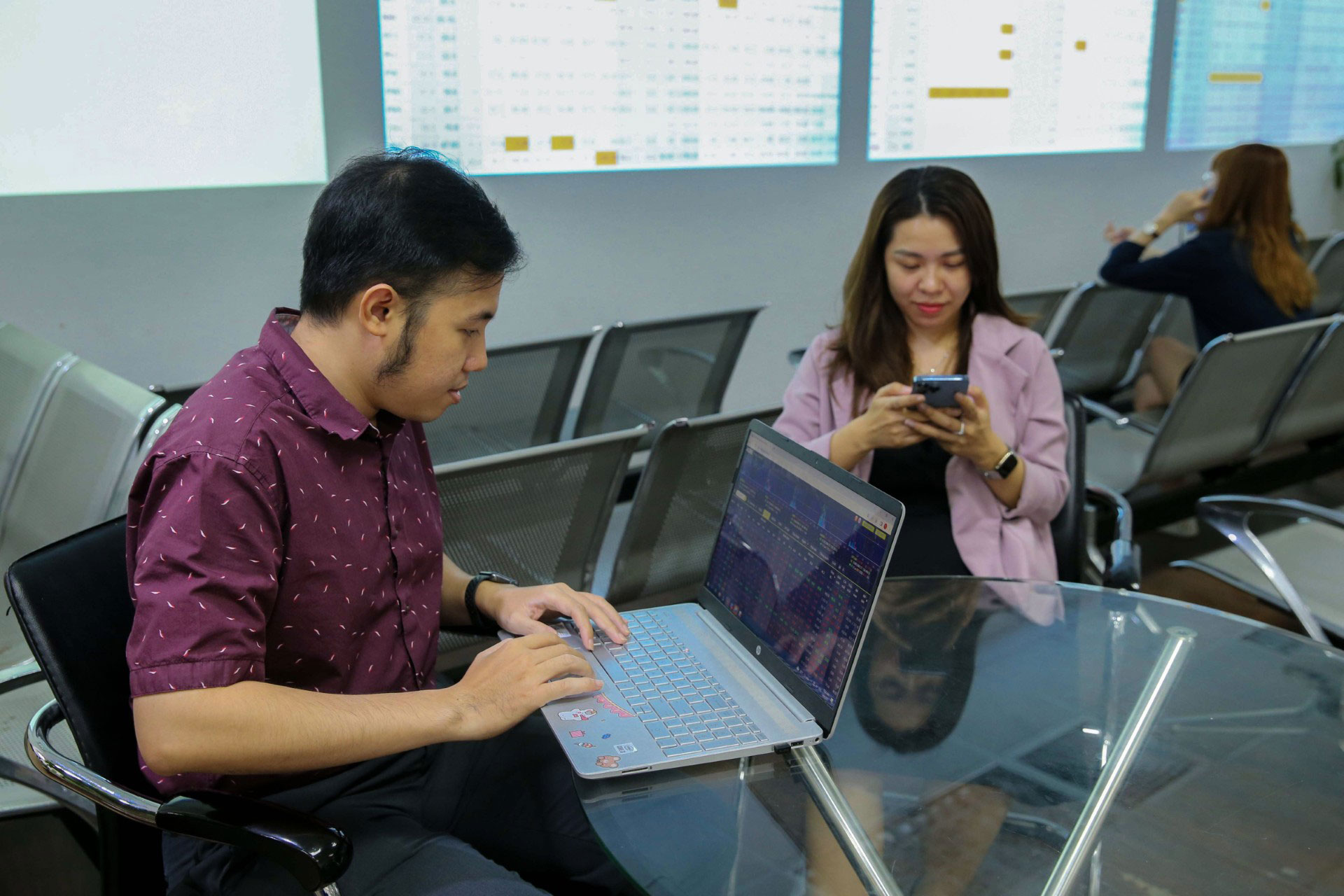 D&ugrave; VN-Index giảm điểm nhưng thị trường đang c&oacute; nhiều yếu tố t&iacute;ch cực hỗ trợ. Ảnh: HO&Agrave;NG TRIỀU