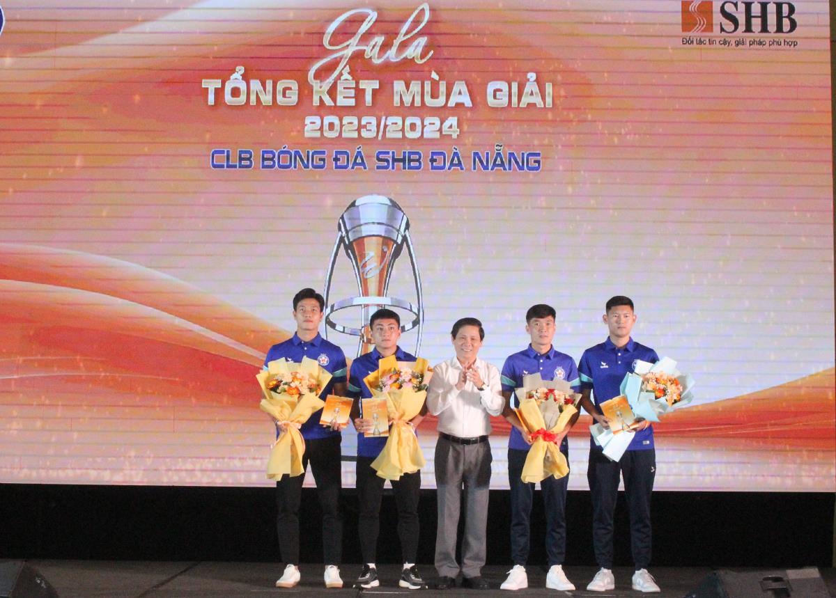 B&oacute;ng đ&aacute; Đ&agrave; Nẵng v&agrave; ng&agrave;y c&aacute;c "c&ocirc;ng thần" tụ hội- Ảnh 4.