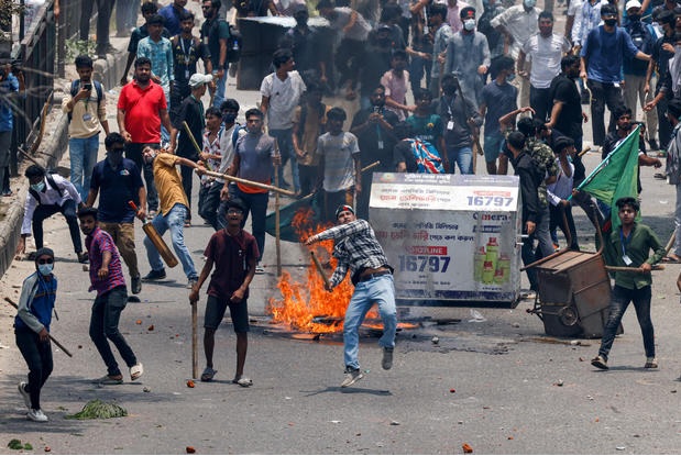 Những người biểu t&igrave;nh đụng độ với cảnh s&aacute;t ở khu vực Rampura, Dhaka, Bangladesh, ng&agrave;y 18-7. Ảnh: Reuters