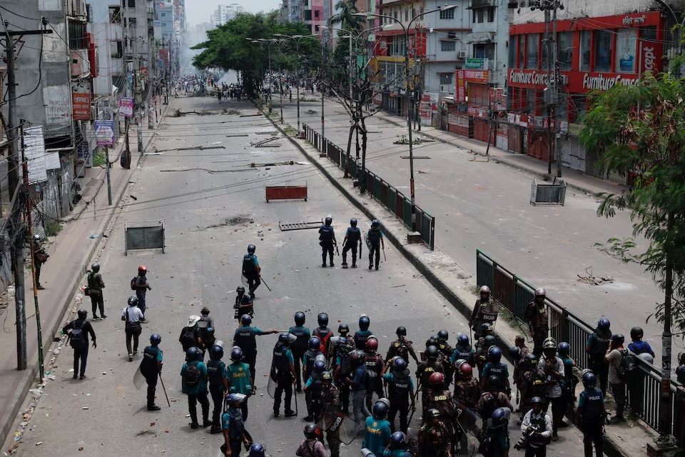 Lực lượng an ninh, qu&acirc;n đội ngăn chặn biểu t&igrave;nh tại Dhaka, Bangladesh, ng&agrave;y 19-7. Ảnh: Reuters
