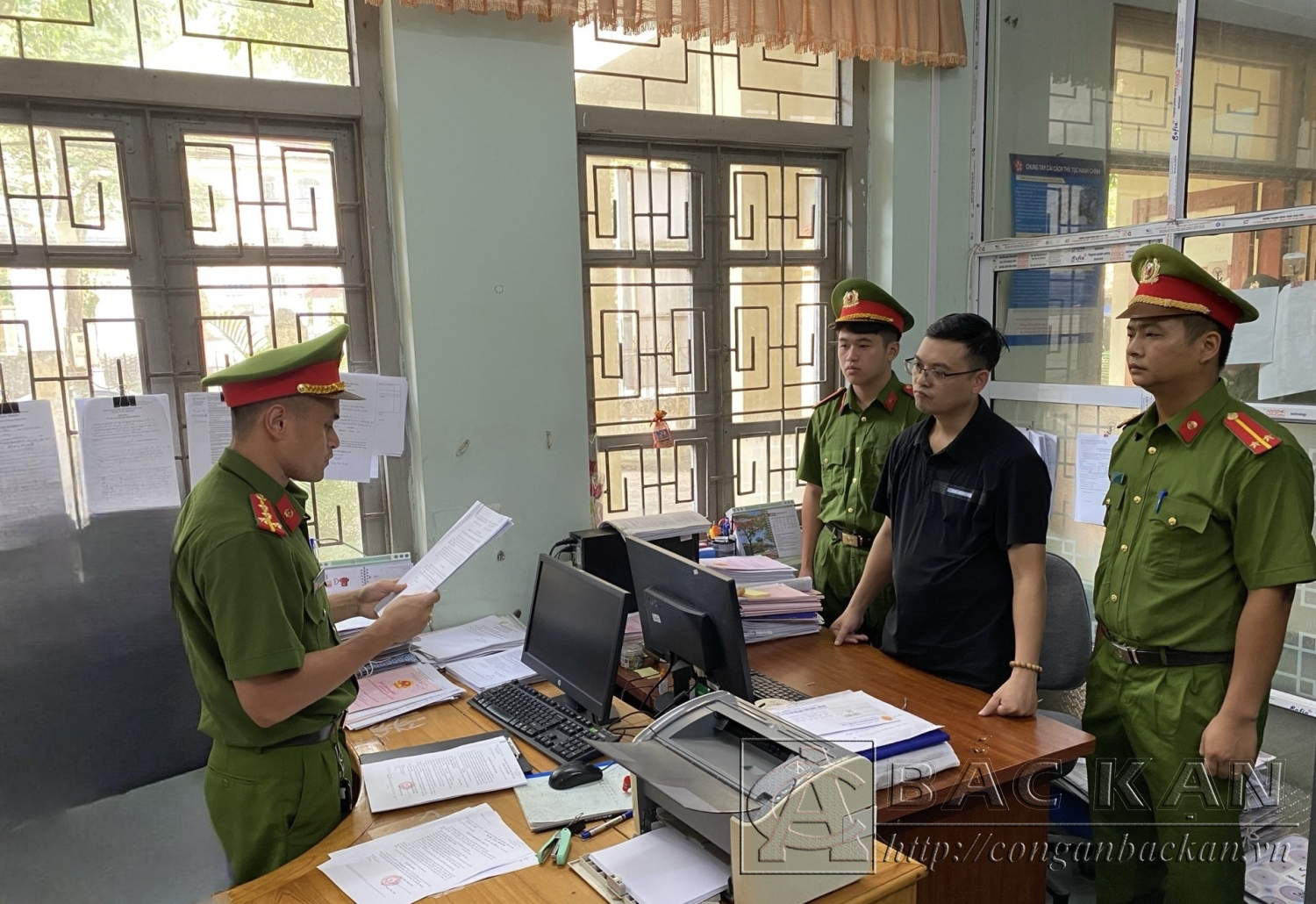 Hai c&aacute;n bộ huyện bị bắt- Ảnh 1.