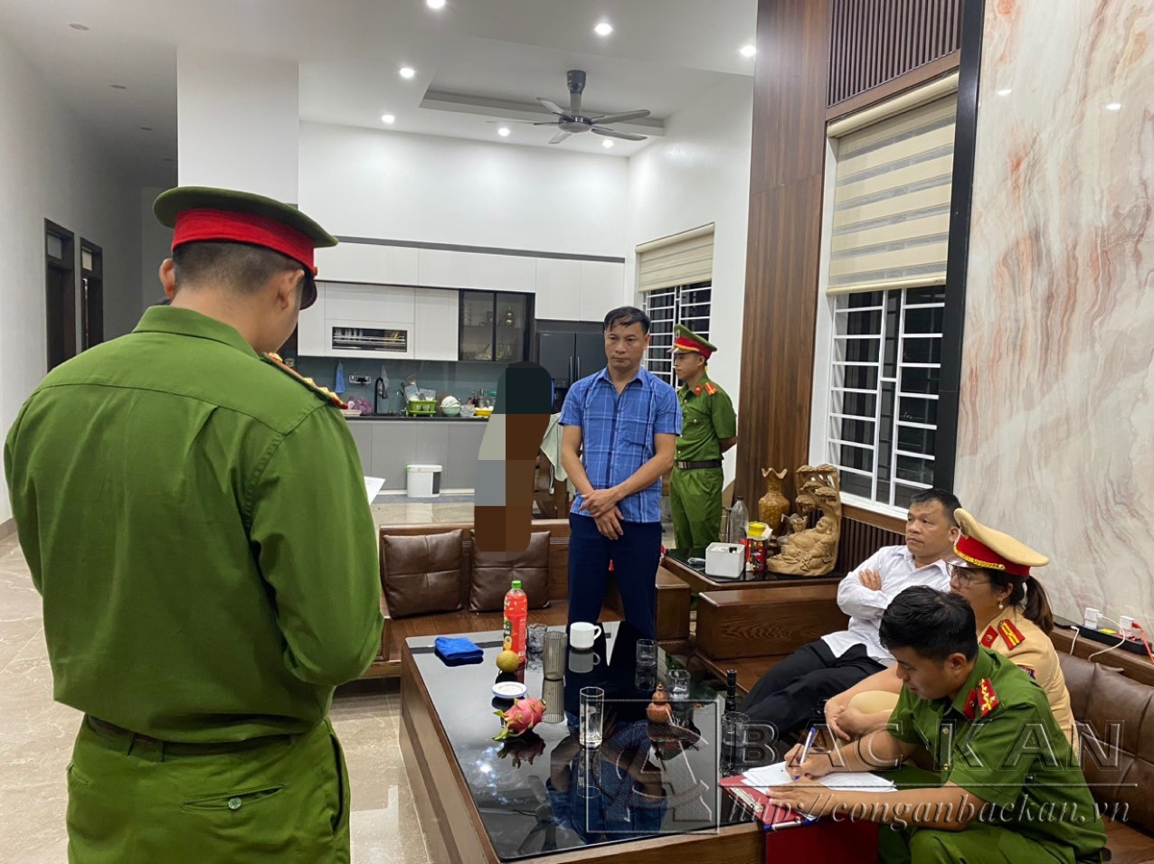 Hai c&aacute;n bộ huyện bị bắt- Ảnh 2.