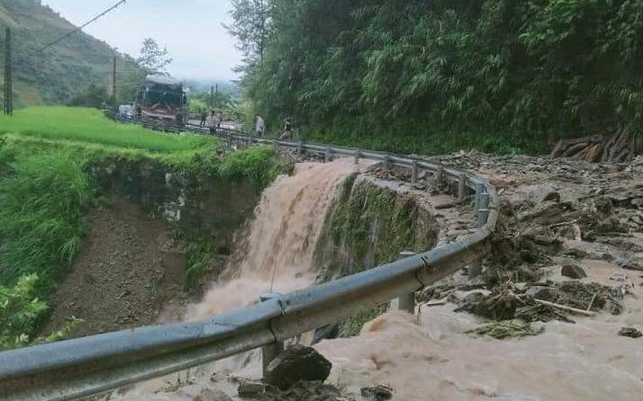 Mưa lớn, sạt lở đất đá khiến đường qua đèo Khau Phạ bị chia cắt