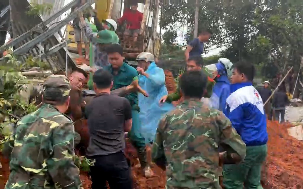Sơ tán các hộ dân nguy cơ bị sạt lở đến nơi an toàn