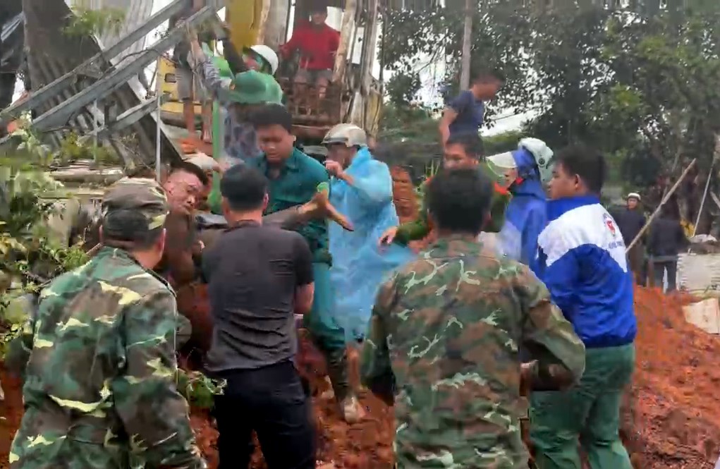 Sơ t&aacute;n c&aacute;c hộ d&acirc;n nguy cơ bị sạt lở đến nơi an to&agrave;n- Ảnh 1.