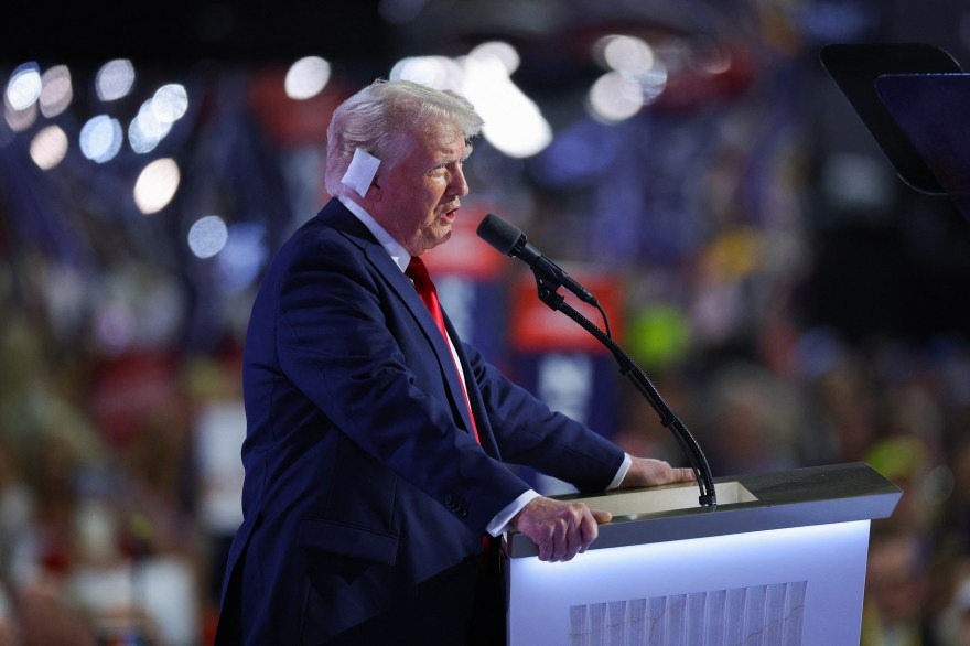 Vết thương tai phải sau vụ &aacute;m s&aacute;t hụt cựu Tổng thống Donald Trump vẫn chảy m&aacute;u. Ảnh: Reuters