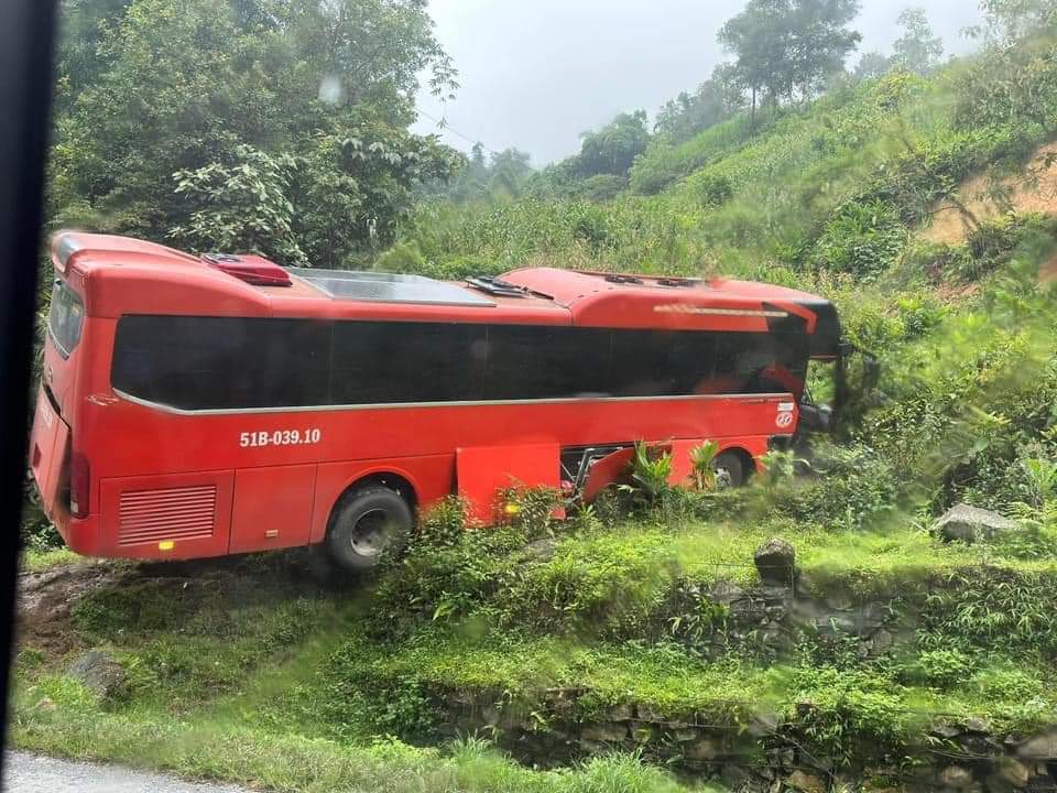 Xe kh&aacute;ch BKS của TP HCM chở 38 người, mất phanh lao v&agrave;o taluy dương ở Sa Pa- Ảnh 3.