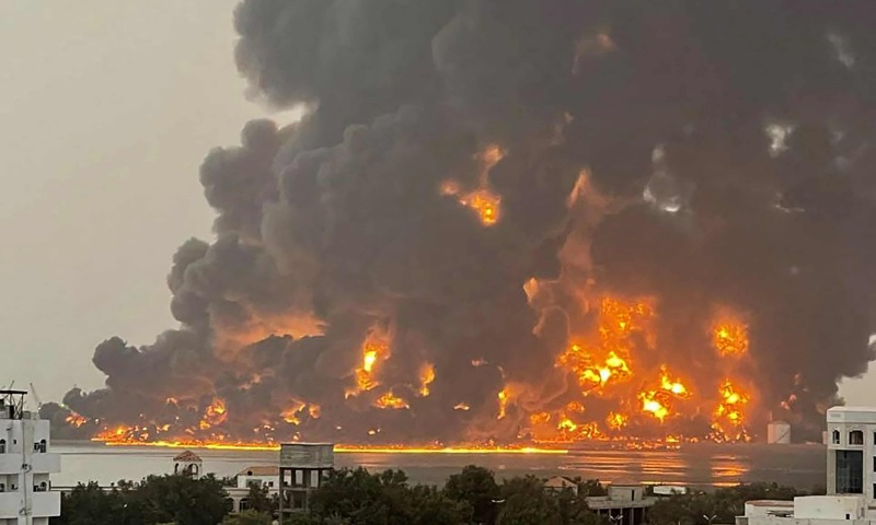 Lửa bùng lên sau cuộc không kích của Israel vào thành phố cảng Hodeidah, Yemen, ngày 20-7. Ảnh: The Guardian