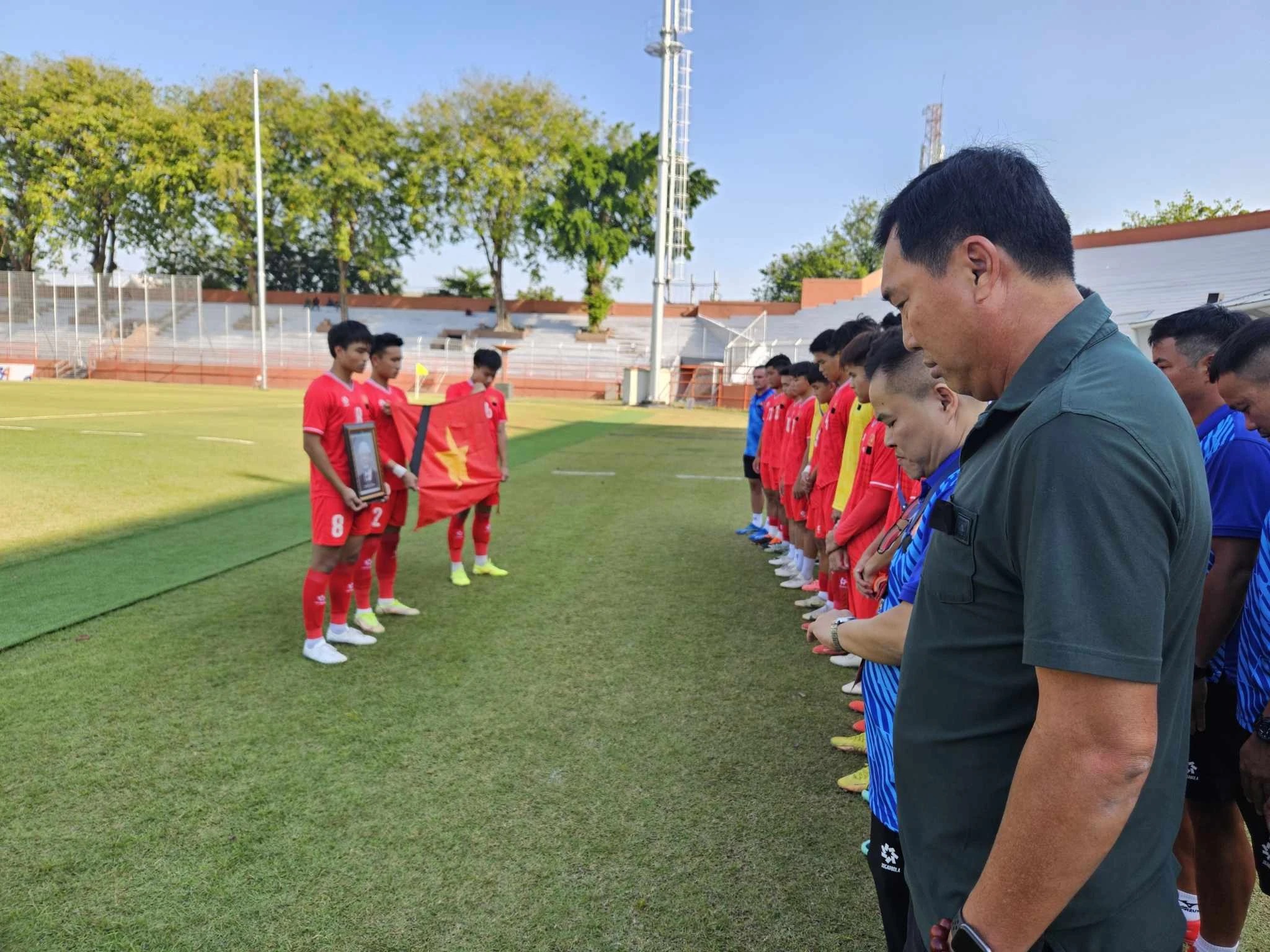 Các cầu thủ U19 VN mặc niệm cố TBT Nguyễn Phú Trọng trước trận. Ảnh: VFF