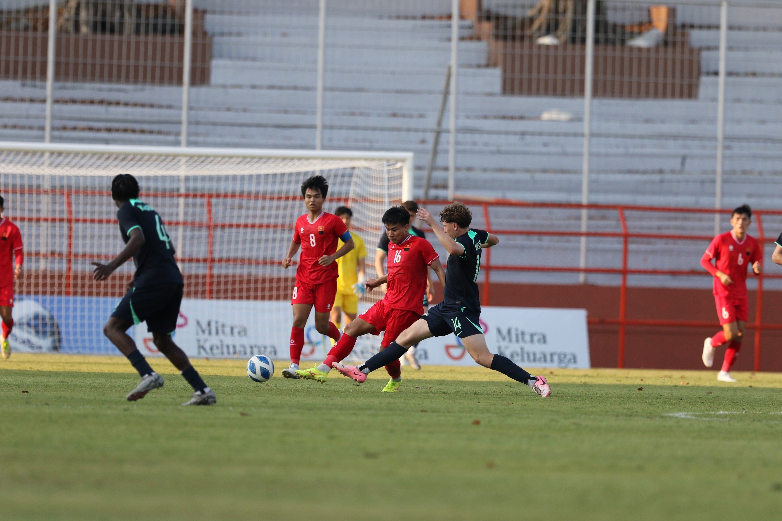 Tuyển U19 Úc tấn công áp đảo. Ảnh: VFF