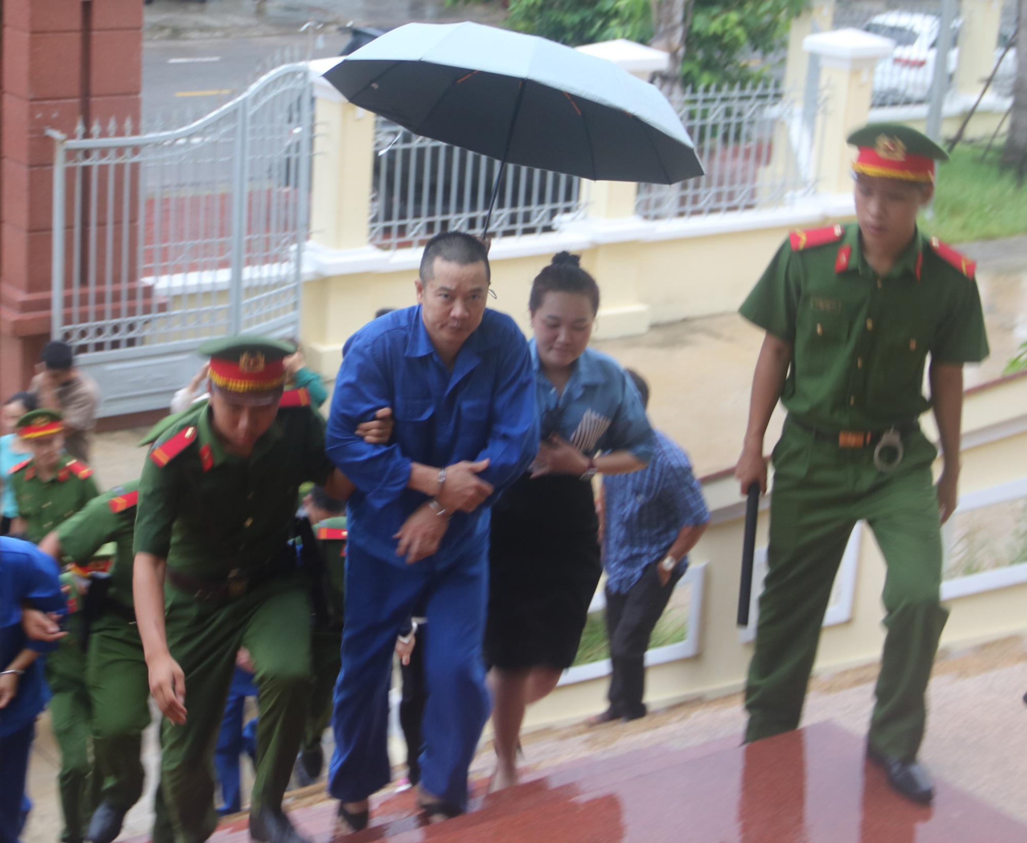 V&ograve;i tiền chủ l&ograve; gạch, cựu quyền đội trưởng QLTT B&igrave;nh Thuận lĩnh &aacute;n t&ugrave;- Ảnh 2.