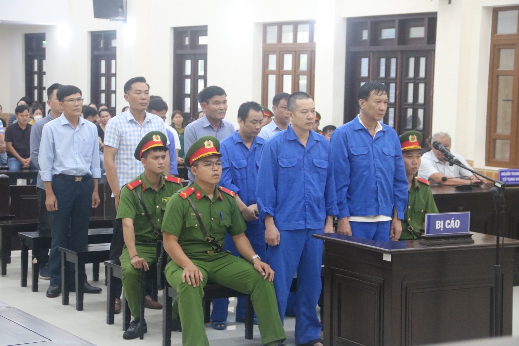 V&ograve;i tiền chủ l&ograve; gạch, cựu quyền đội trưởng QLTT B&igrave;nh Thuận lĩnh &aacute;n t&ugrave;- Ảnh 3.