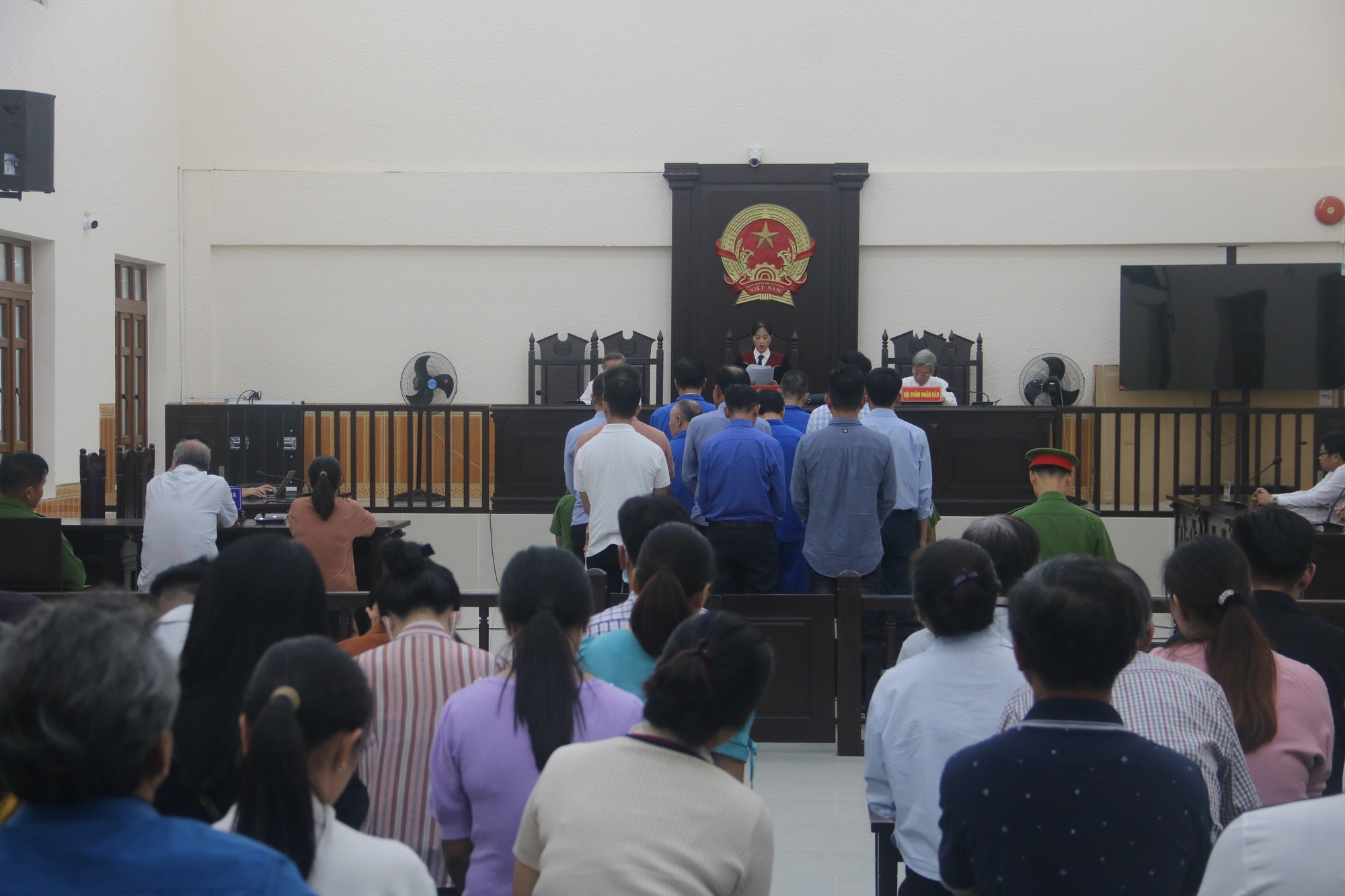 V&ograve;i tiền chủ l&ograve; gạch, cựu quyền đội trưởng QLTT B&igrave;nh Thuận lĩnh &aacute;n t&ugrave;- Ảnh 1.