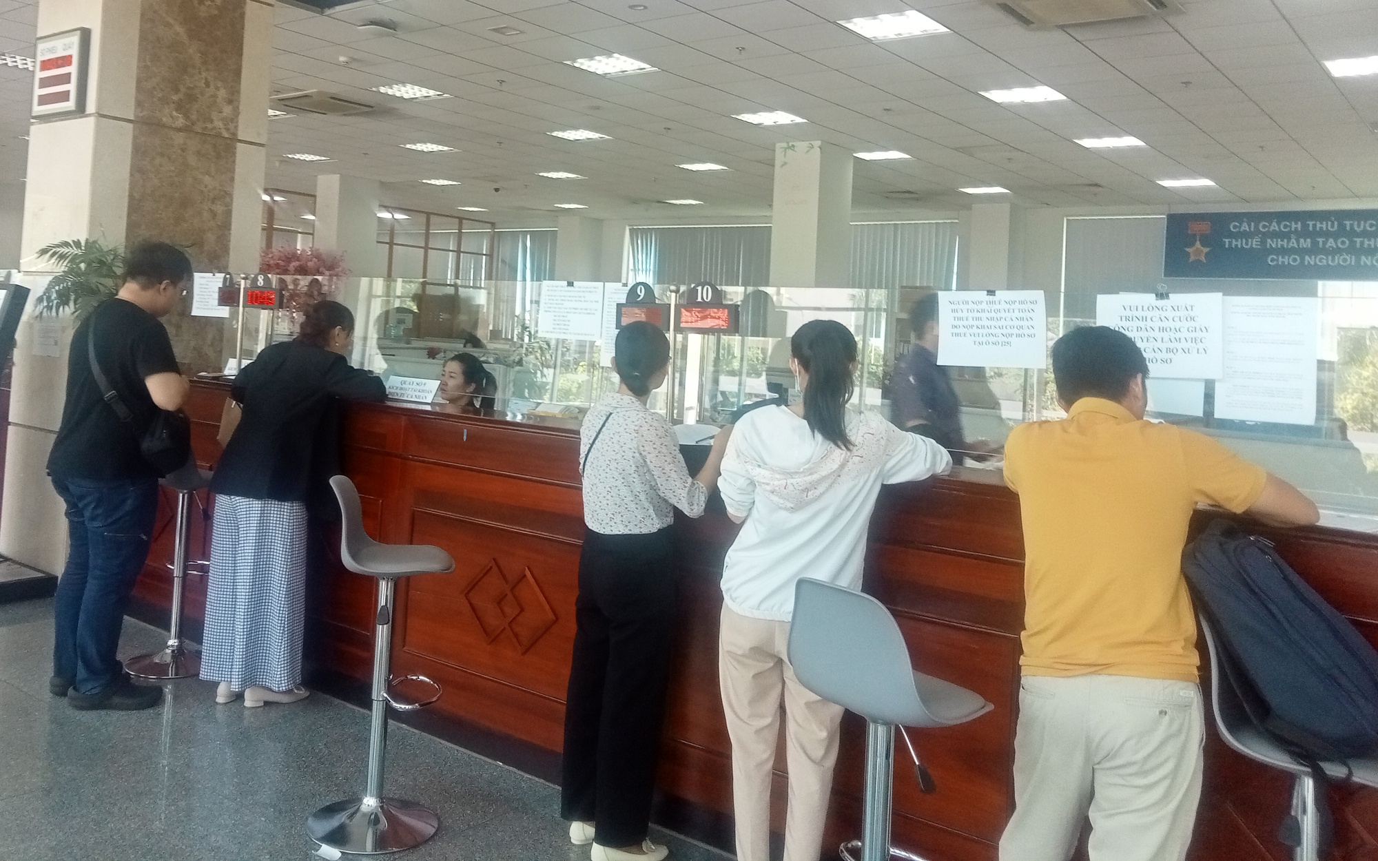 Cấm người nợ thuế xuất cảnh: Liệu có mạnh tay?