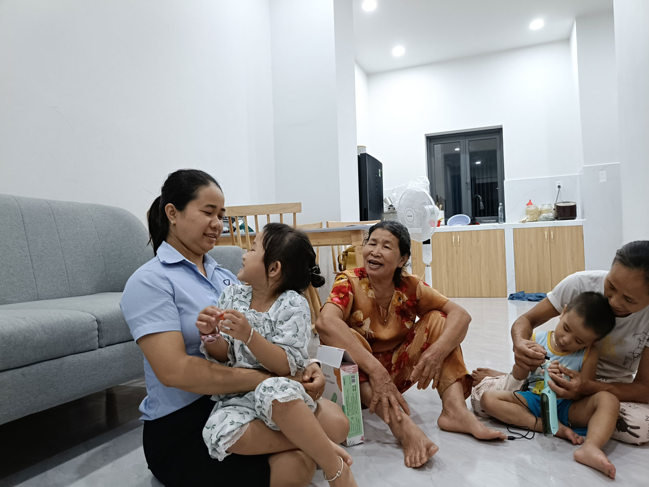 Gia đ&igrave;nh chị Phan Thị Lam qu&acirc;y quần trong căn hộ nh&agrave; ở x&atilde; hội c&ograve;n nồng m&ugrave;i sơn