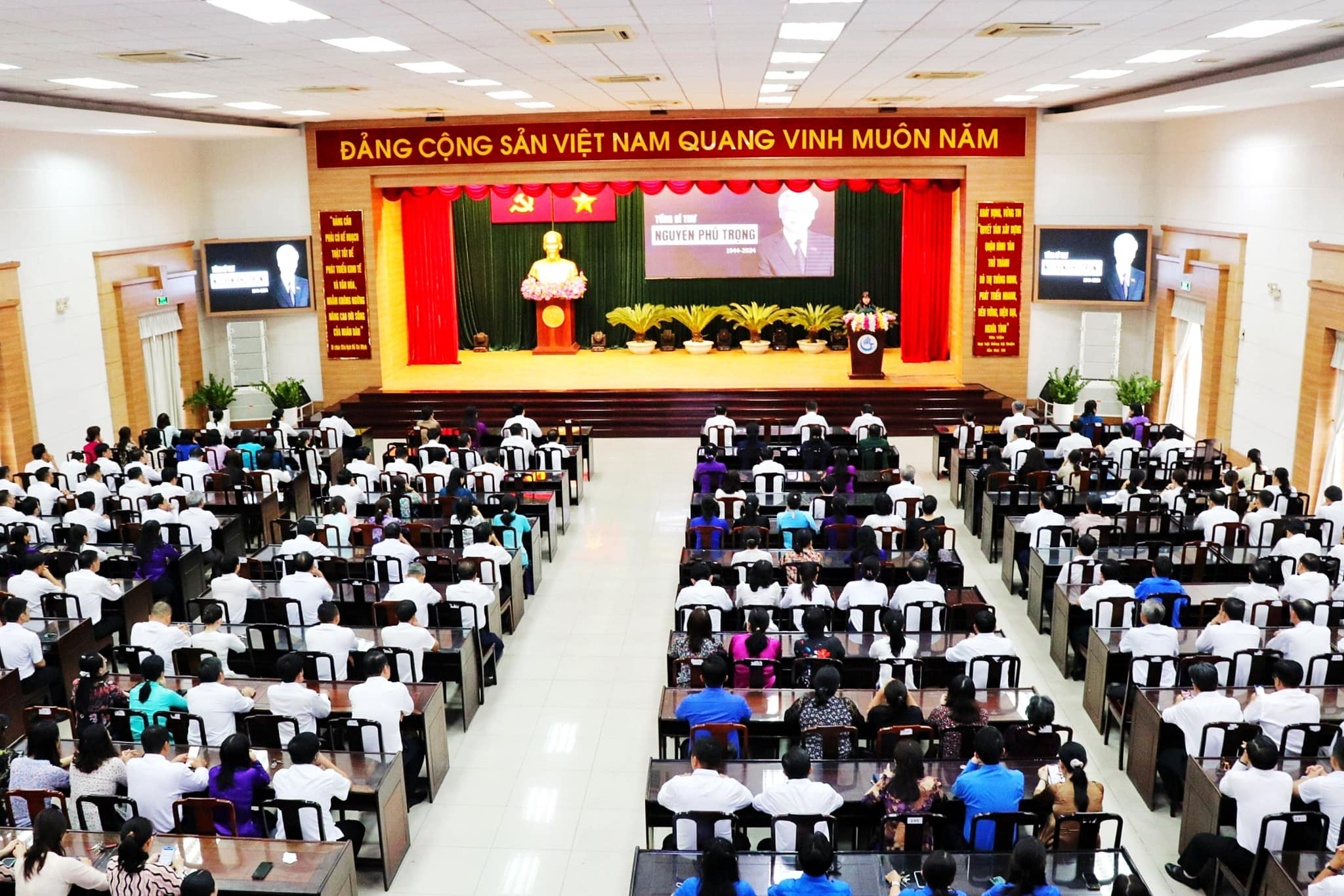 TP HCM: Nhiều trụ sở treo cờ rủ tưởng nhớ Tổng B&iacute; thư Nguyễn Ph&uacute; Trọng trước ng&agrave;y Quốc tang- Ảnh 6.