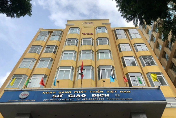 TP HCM: Nhiều trụ sở treo cờ rủ tưởng nhớ Tổng B&iacute; thư Nguyễn Ph&uacute; Trọng trước ng&agrave;y Quốc tang- Ảnh 8.