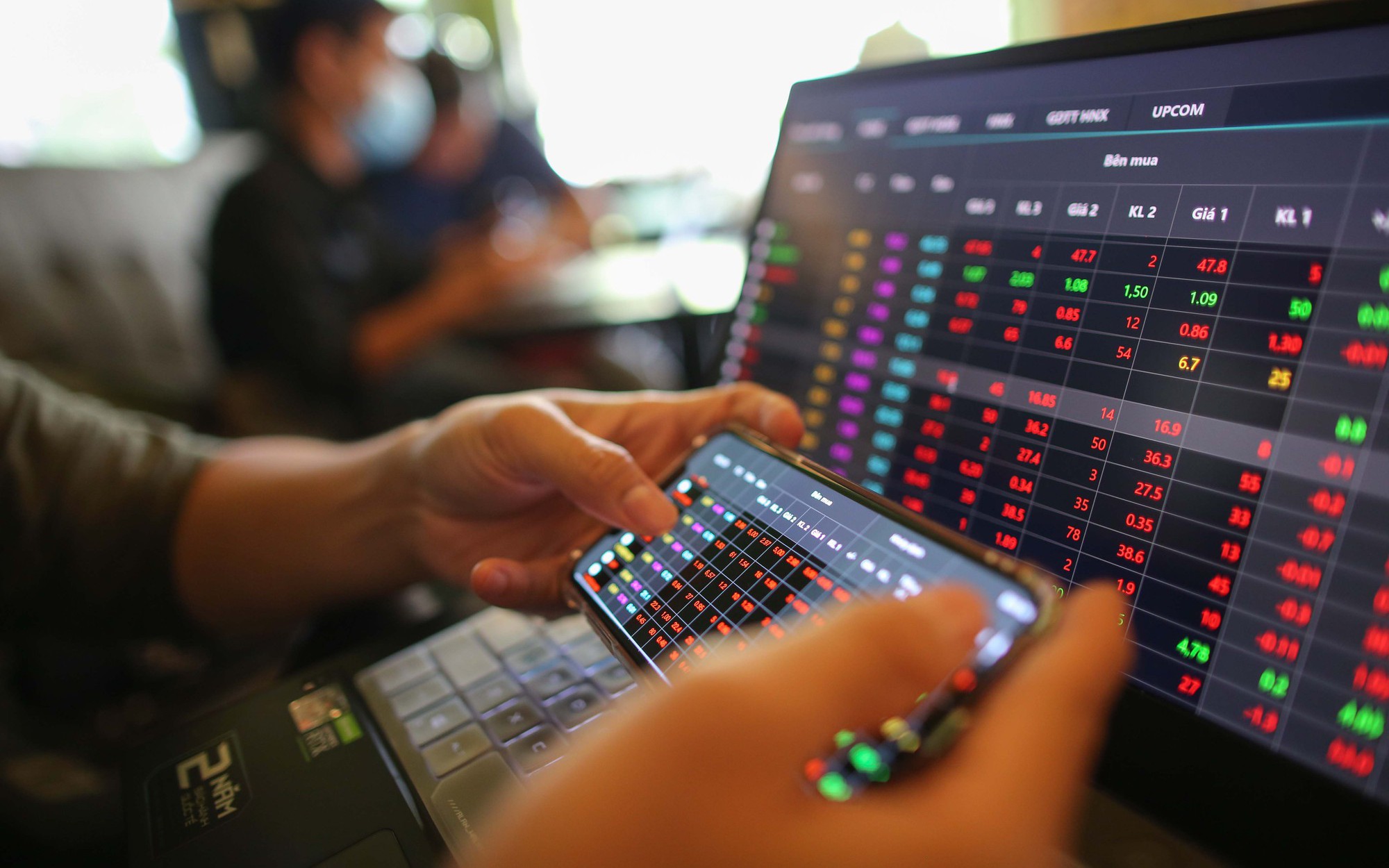 VN-Index rớt khỏi 1.250 điểm, nhà đầu tư nên làm gì?