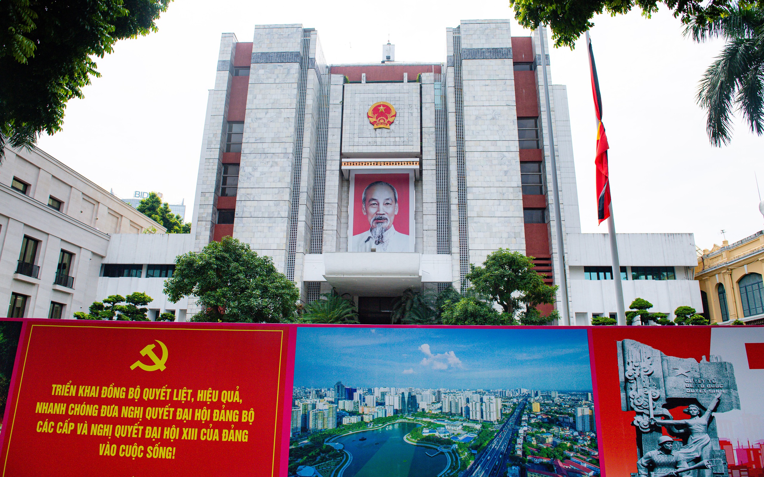 H&agrave; Nội đồng loạt treo cờ rủ tưởng nhớ Tổng B&iacute; thư Nguyễn Ph&uacute; Trọng- Ảnh 2.