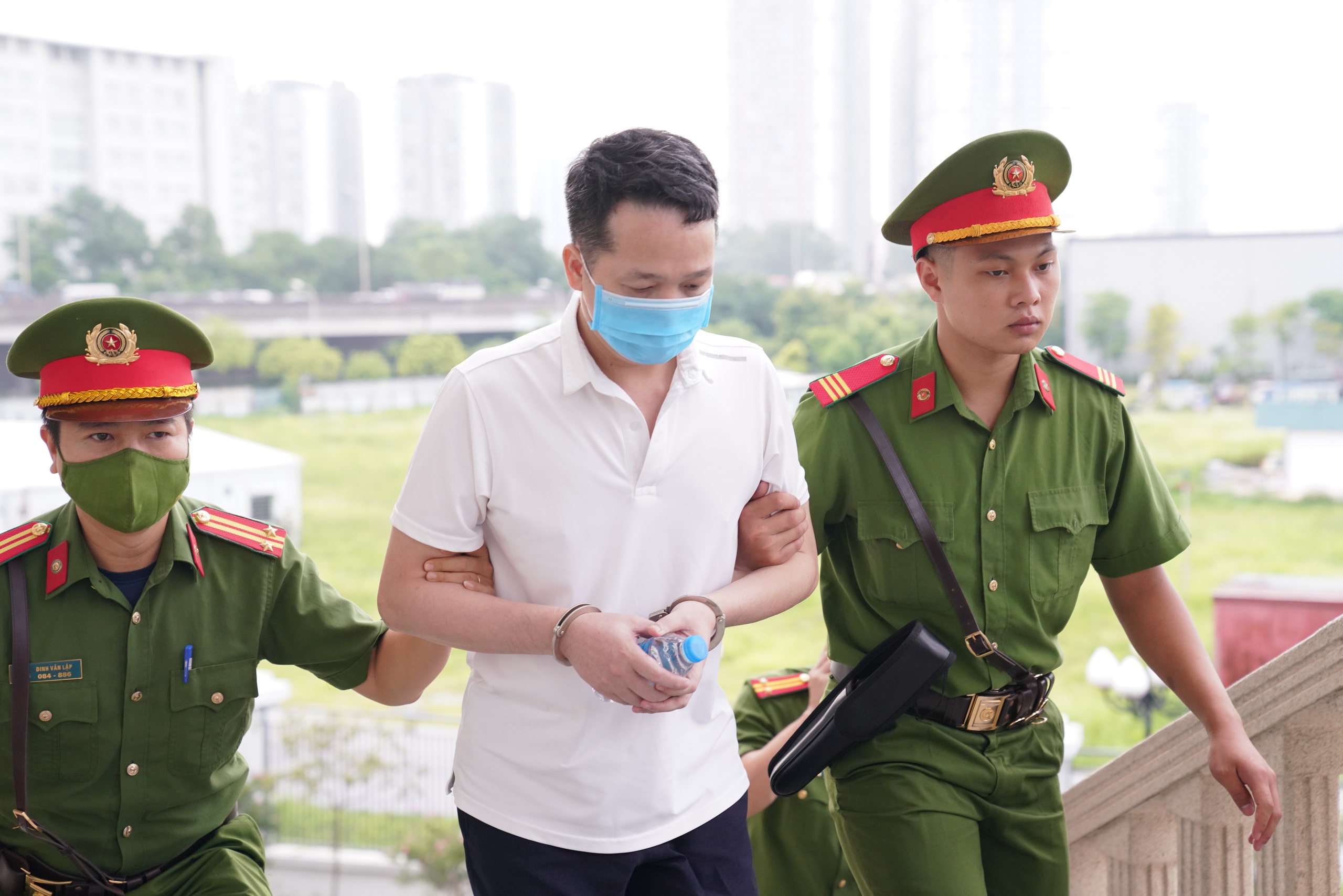 VIDEO: Cựu chủ tịch FLC Trịnh Văn Quyết mặc áo sơ mi trắng, quần âu tới toà- Ảnh 7.