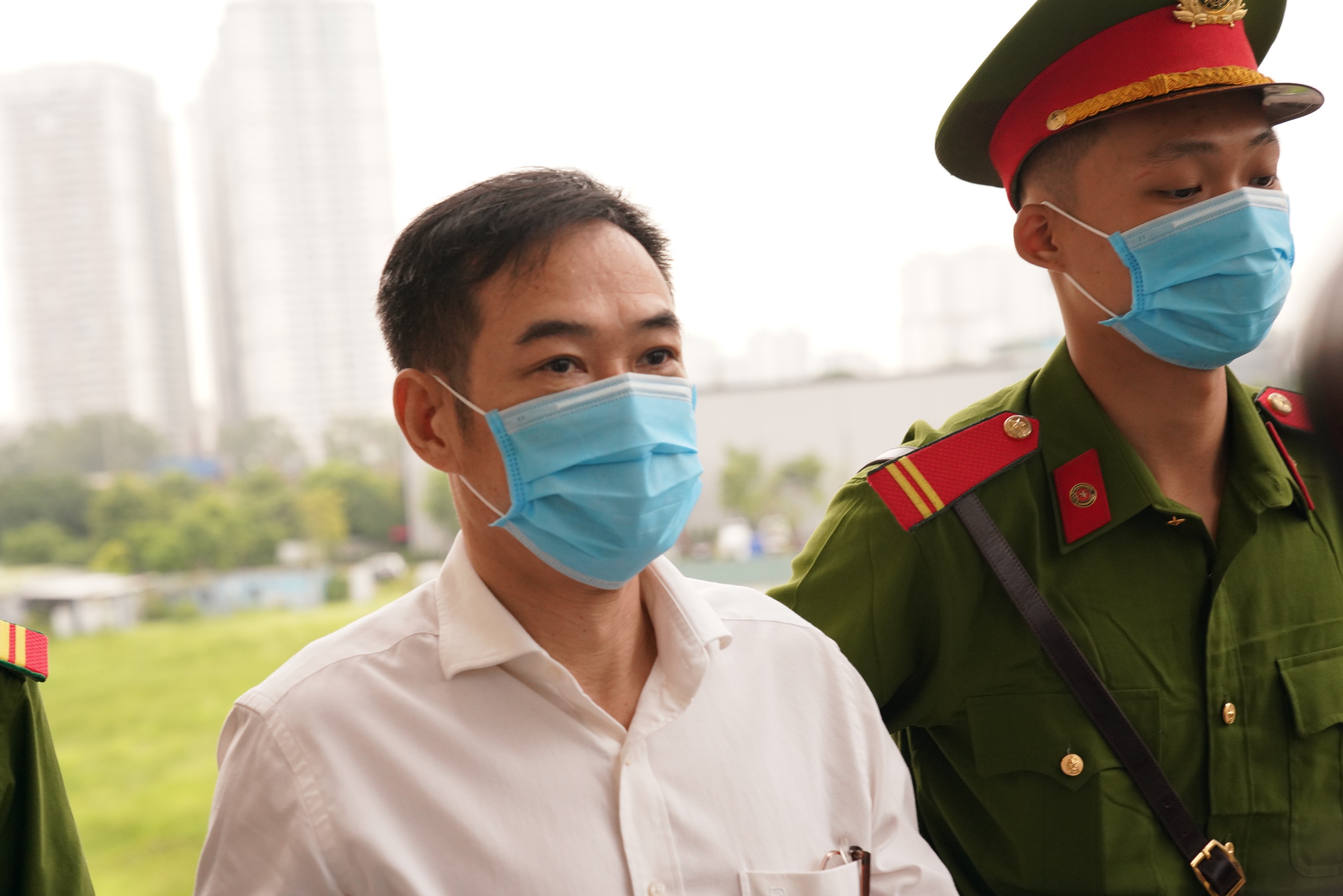 VIDEO: Cựu chủ tịch FLC Trịnh Văn Quyết mặc áo sơ mi trắng, quần âu tới toà- Ảnh 6.