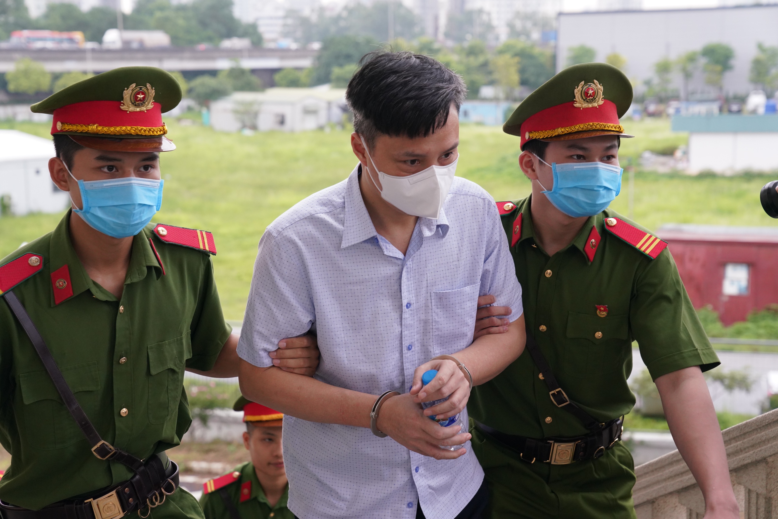 VIDEO: Cựu chủ tịch FLC Trịnh Văn Quyết mặc áo sơ mi trắng, quần âu tới toà- Ảnh 9.