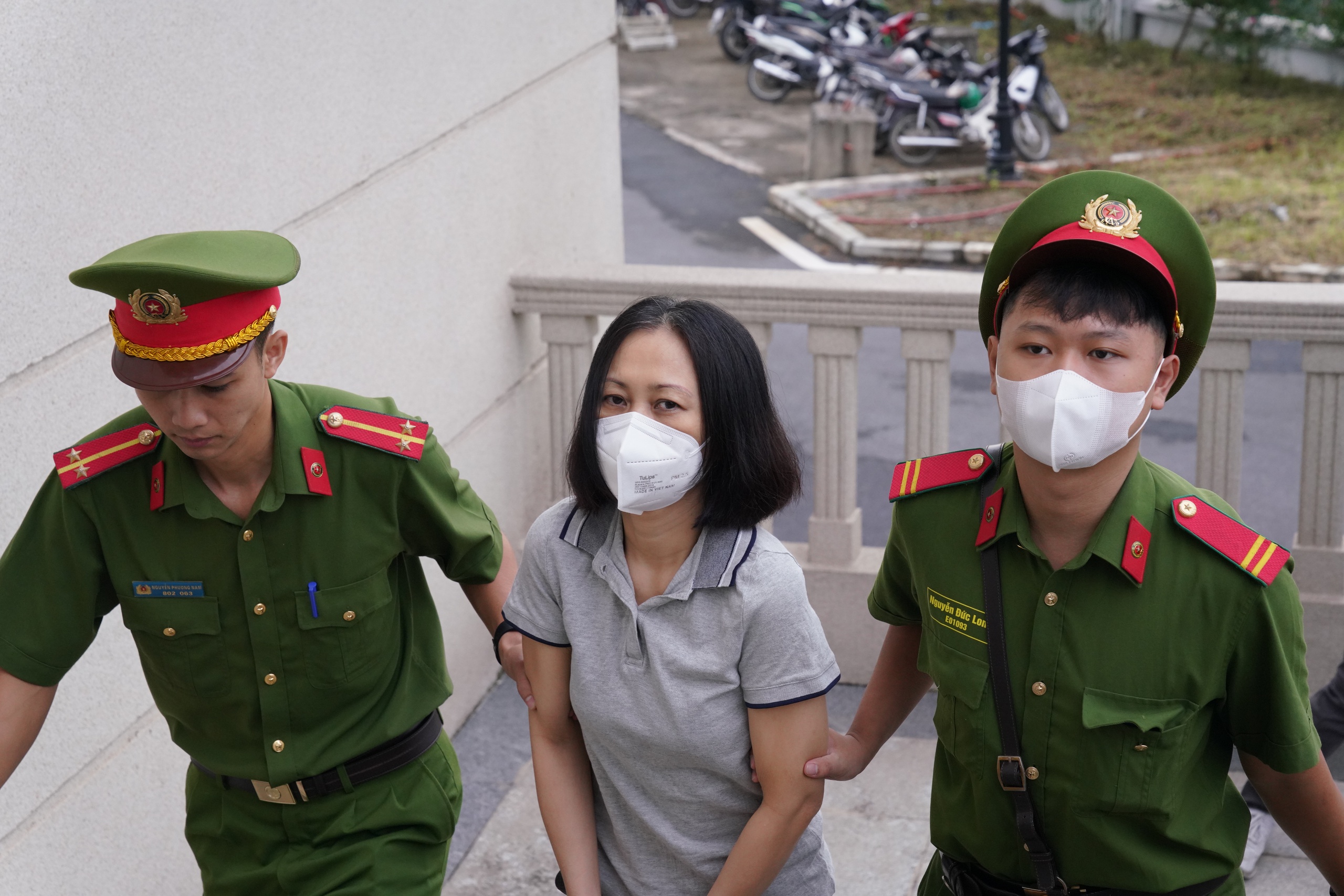 VIDEO: Cựu chủ tịch FLC Trịnh Văn Quyết mặc áo sơ mi trắng, quần âu tới toà- Ảnh 8.