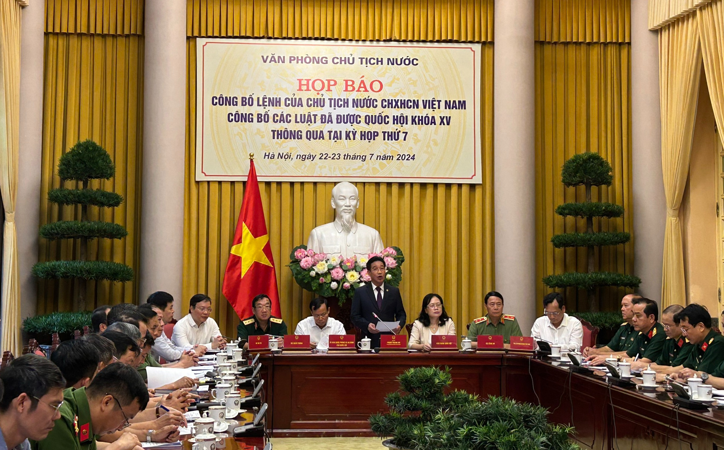 Họp báo ở Văn phòng Chủ tịch nước: Các đại biểu mặc niệm tưởng nhớ Tổng Bí thư Nguyễn Phú Trọng- Ảnh 3.
