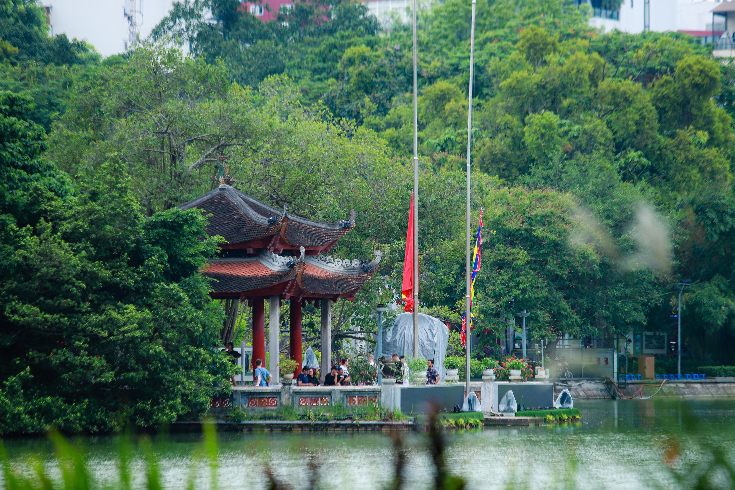 H&agrave; Nội đồng loạt treo cờ rủ tưởng nhớ Tổng B&iacute; thư Nguyễn Ph&uacute; Trọng- Ảnh 4.