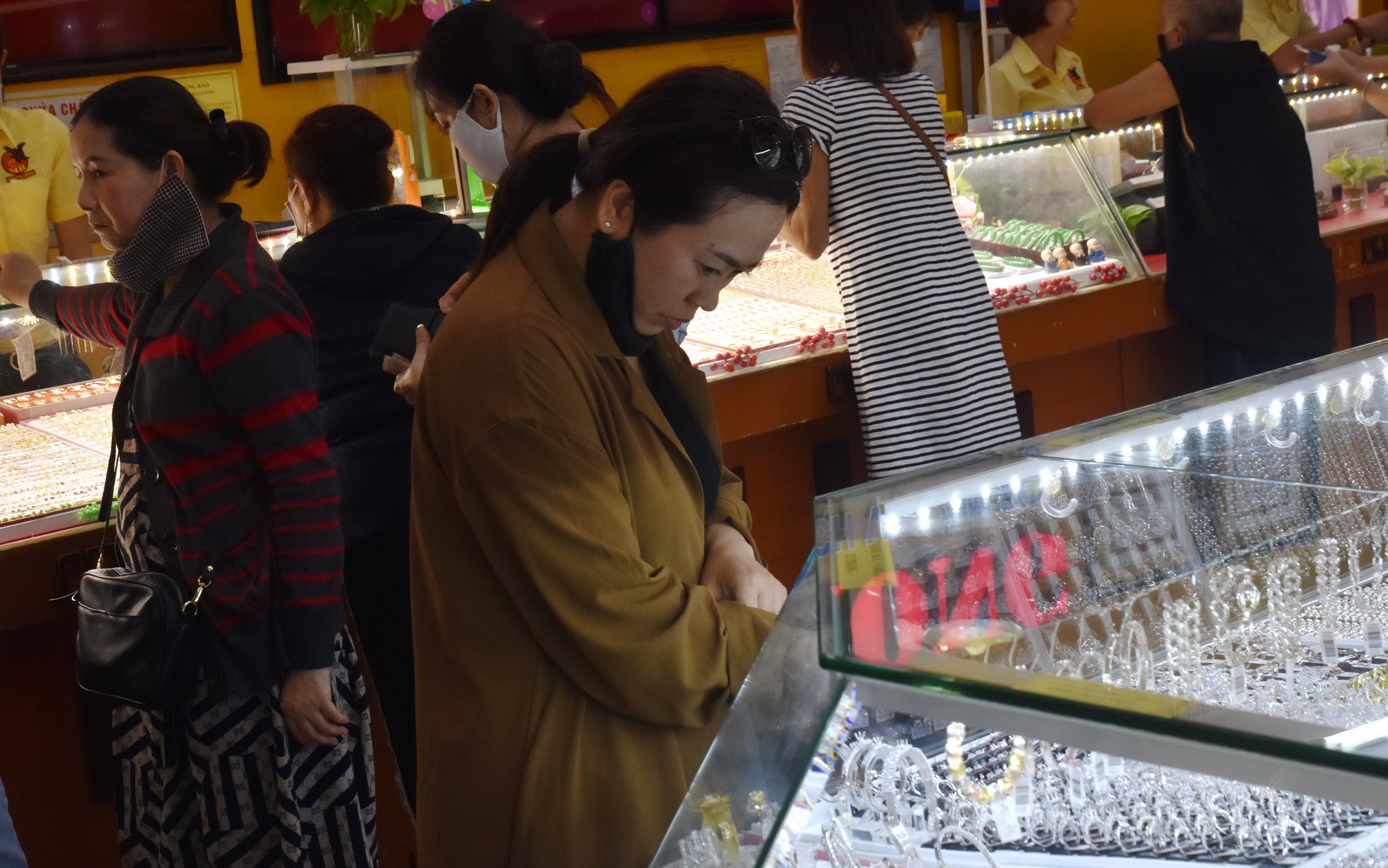 Giá vàng hôm nay, 23-7: "Buộc phải đi xuống"