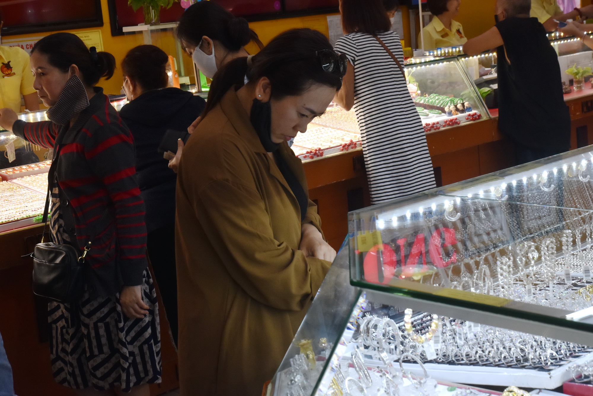 Gi&aacute; v&agrave;ng h&ocirc;m nay, 23-7: "Buộc phải đi xuống"- Ảnh 1.
