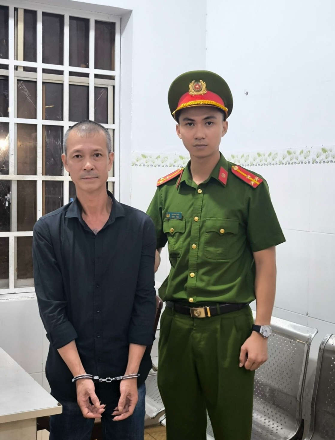 Bắt người chiếm gần nửa tỉ đồng do người kh&aacute;c chuyển nhầm- Ảnh 1.