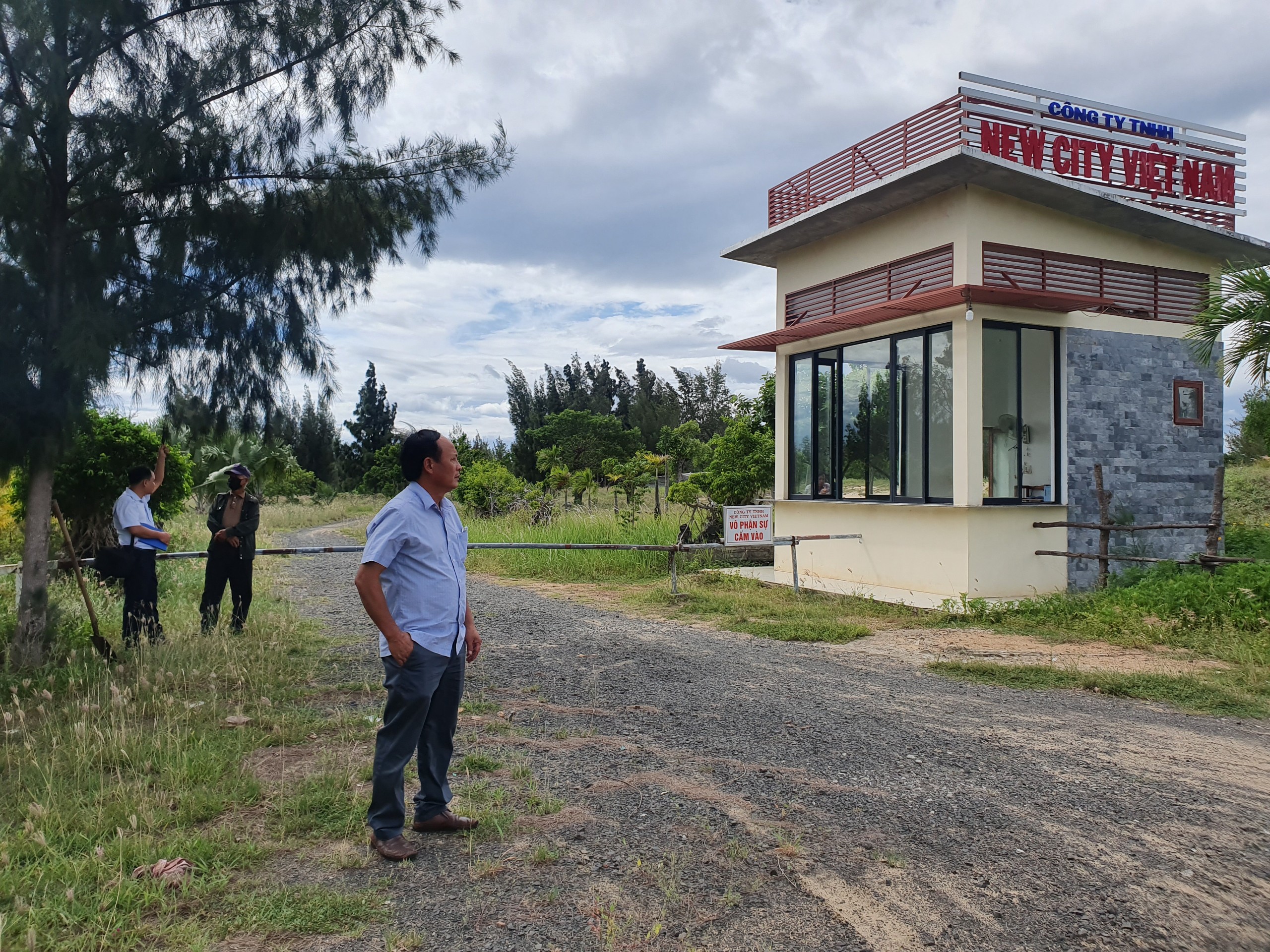 Tuy chưa được cho thuê đất nhưng chủ đầu tư đã xây dựng văn phòng liên lạcẢnh: ÁNH HỒNG