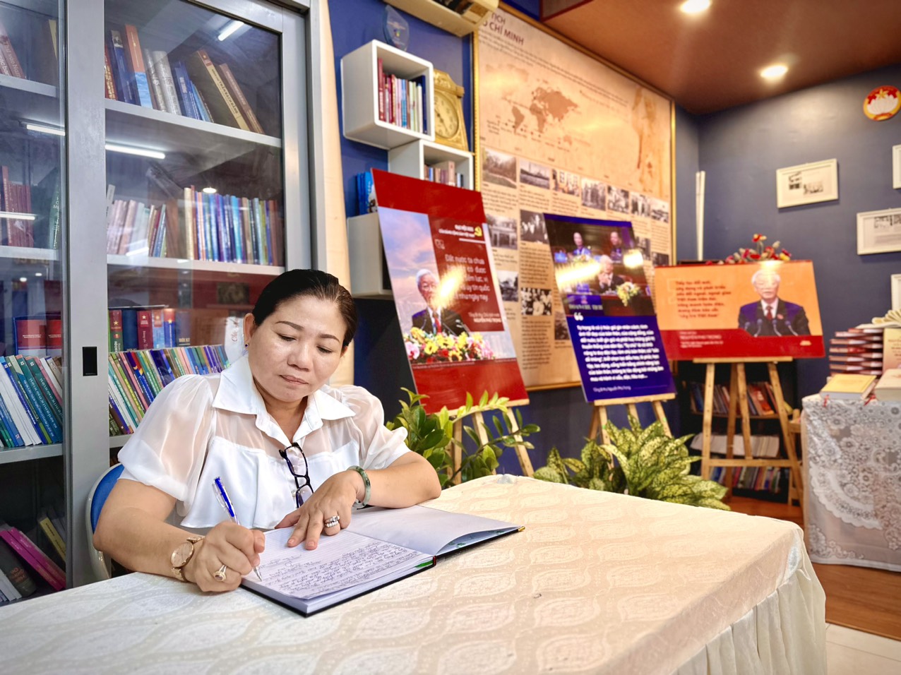 Xúc động không gian tưởng niệm Tổng Bí thư Nguyễn Phú Trọng tại quận Phú Nhuận- Ảnh 8.