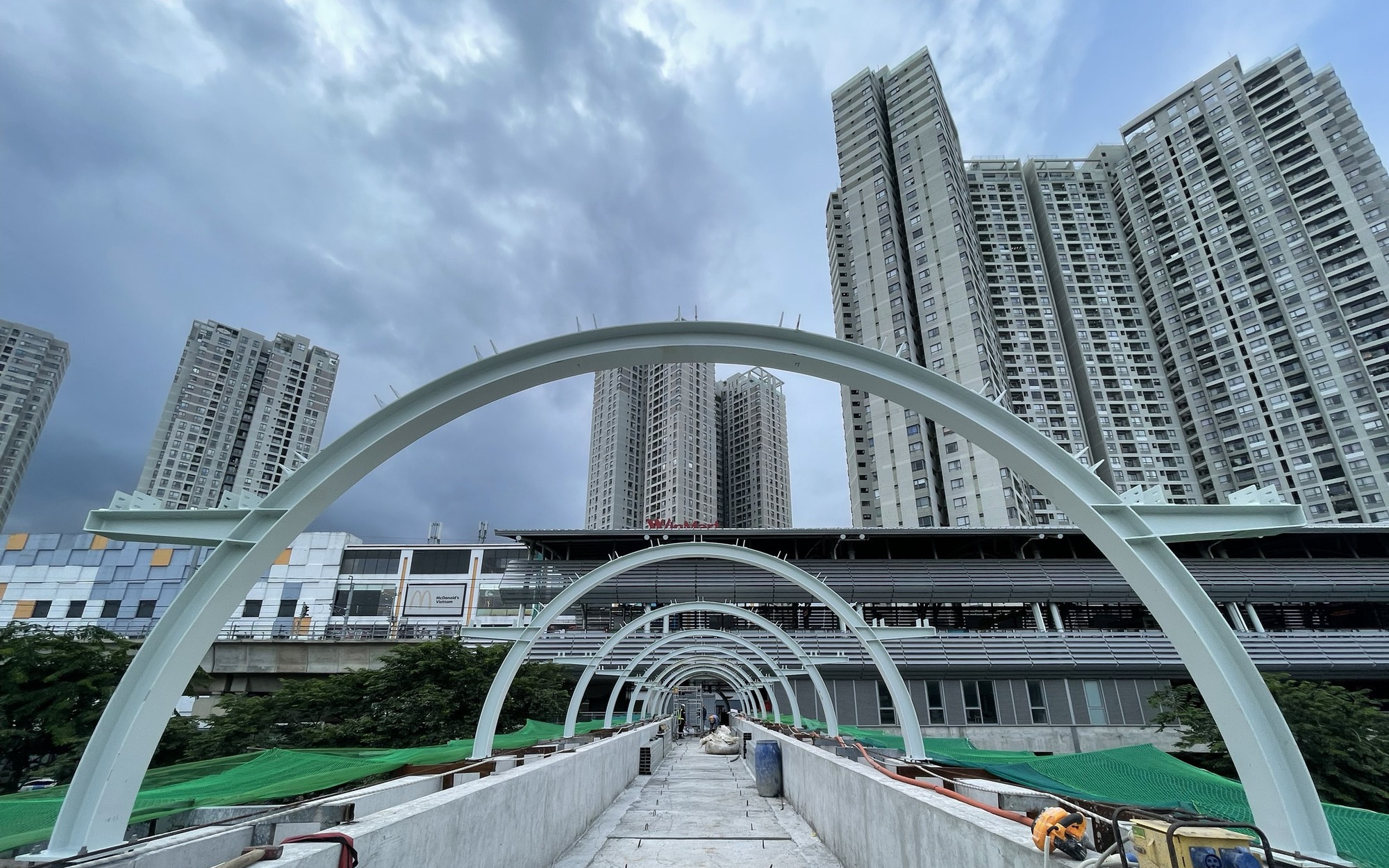 Để hạn chế kẹt xe, cầu đi bộ nối ga metro ở ngã tư Thủ Đức thi công ra sao?