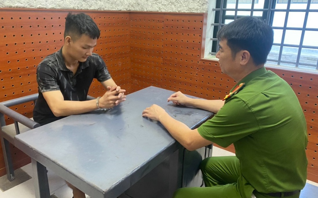 Xông vào đánh cán bộ khi bị ngăn không cho qua đoạn đường sạt lở