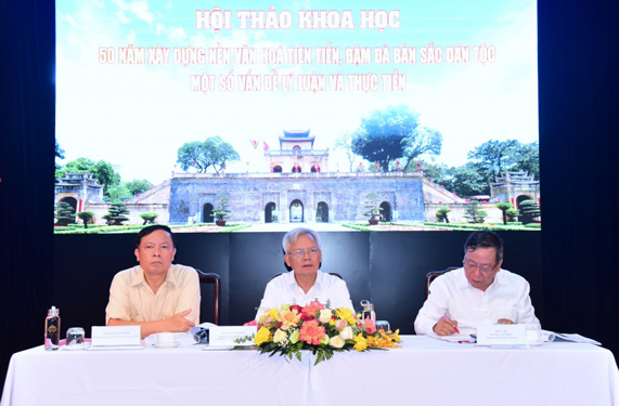 GS Tạ Ngọc Tấn, Ph&oacute; Chủ tịch Thường trực Hội đồng L&yacute; luận Trung ương (giữa), TS Nguyễn Văn Phong, Ph&oacute; B&iacute; thư Th&agrave;nh ủy H&agrave; Nội (phải) v&agrave; PGS  Phạm Văn Linh, Ph&oacute; Chủ tịch Hội đồng L&yacute; luận Trung ương, đồng chủ tr&igrave; hội thảoẢnh: LẠI TẤN