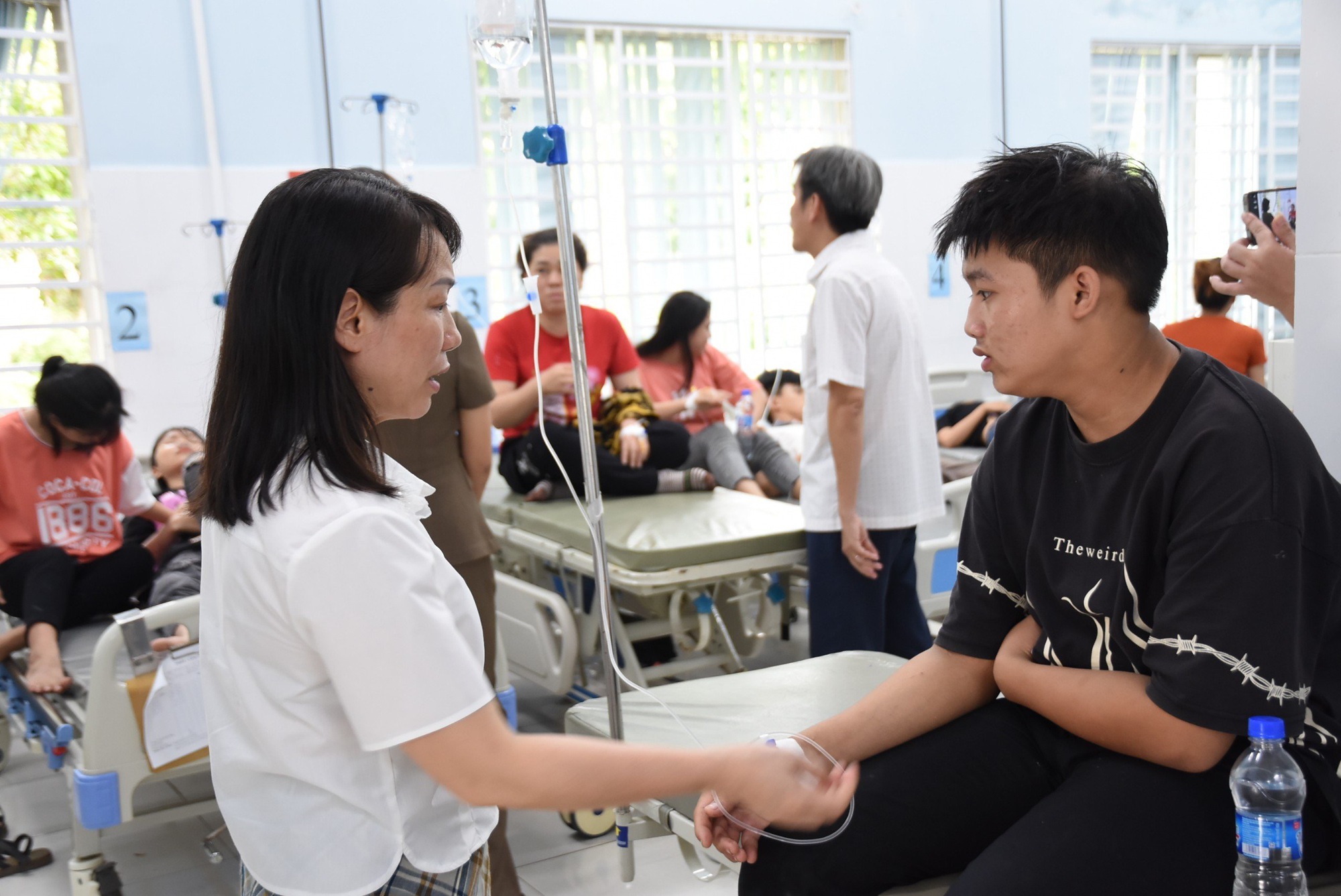 63 c&ocirc;ng nh&acirc;n nhập viện sau bữa trưa ở B&igrave;nh Phước, c&ocirc;ng an v&agrave;o cuộc- Ảnh 1.