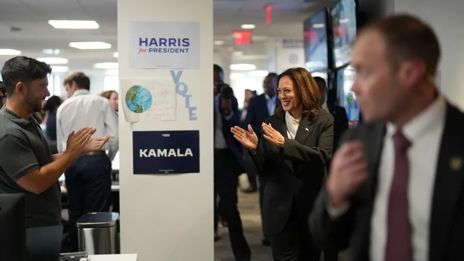 Ph&oacute; Tổng thống Mỹ Kamala Harris đến trụ sở chiến dịch tranh cử tổng thống của b&agrave; ở TP Wilmington, bang Delaware, v&agrave;o ng&agrave;y 22-7. Ảnh: Reuters