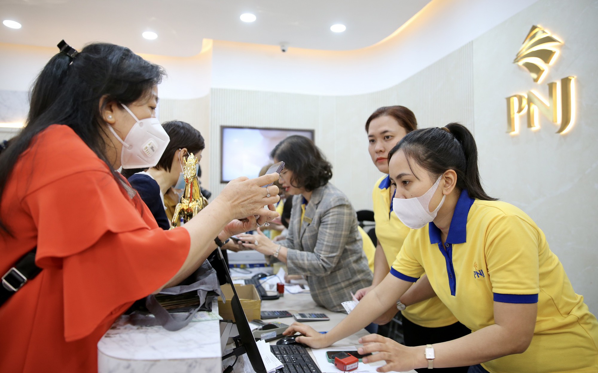 Giá vàng 24K nhảy vọt, "đại gia" vàng bỏ túi mỗi tháng 200 tỉ đồng